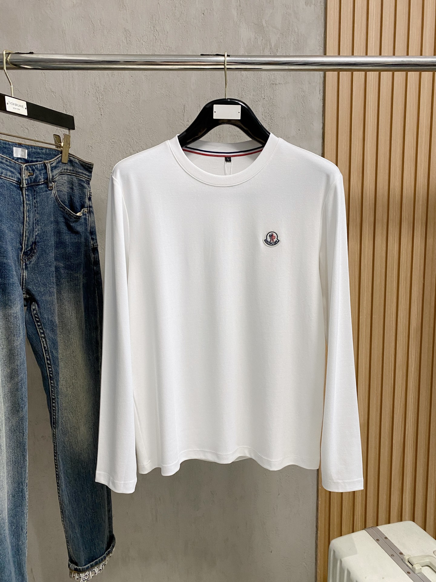 NO:528276,New style is coming, masked, exclusive for new original single men's round neck, long sleeves, high-end customization, high-version, fashionable and versatile original imported cotton fabric, chest logo pattern design, super soft and delicate, skin-friendly and comfortable to wear, high-end boutique, OEM factory fine-made top body is very good, men's essential items, three standards, code M-4xl, multi-color, Moncler, alexander wang19860909新款来袭 蒙口 独家专供新款原单男士圆领 长袖高端定制 高版本 时尚百搭爆款原版进口纯棉面料 胸前logo图案设计 手感超柔软细腻 穿着亲肤舒适 高端精品 代工厂精细做上身非常赞 男士必备单品 三标齐全 码数M-4xl 多颜色,,Moncler,alexander wang,Men's clothing