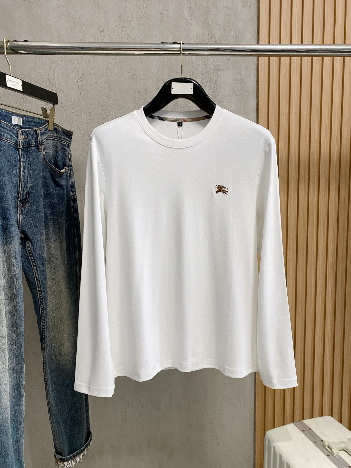 NO:528261,New models are coming Burberry exclusively for new original single men's round neck, long sleeves and high-end customization, high-version, fashionable and versatile original imported cotton fabric, chest logo pattern design, super soft and delicate, skin-friendly and comfortable to wear, high-end boutique, OEM factory fine-made top body very good, men's essential items, three standards, code M-4xl, multi-color,,burberry,alexander wang19860909新款来袭 巴宝莉 独家专供新款原单男士圆领 长袖高端定制 高版本 时尚百搭爆款原版进口纯棉面料 胸前logo图案设计 手感超柔软细腻 穿着亲肤舒适 高端精品 代工厂精细做上身非常赞 男士必备单品 三标齐全 码数M-4xl 多颜色,,burberry,alexander wang,Men's clothing