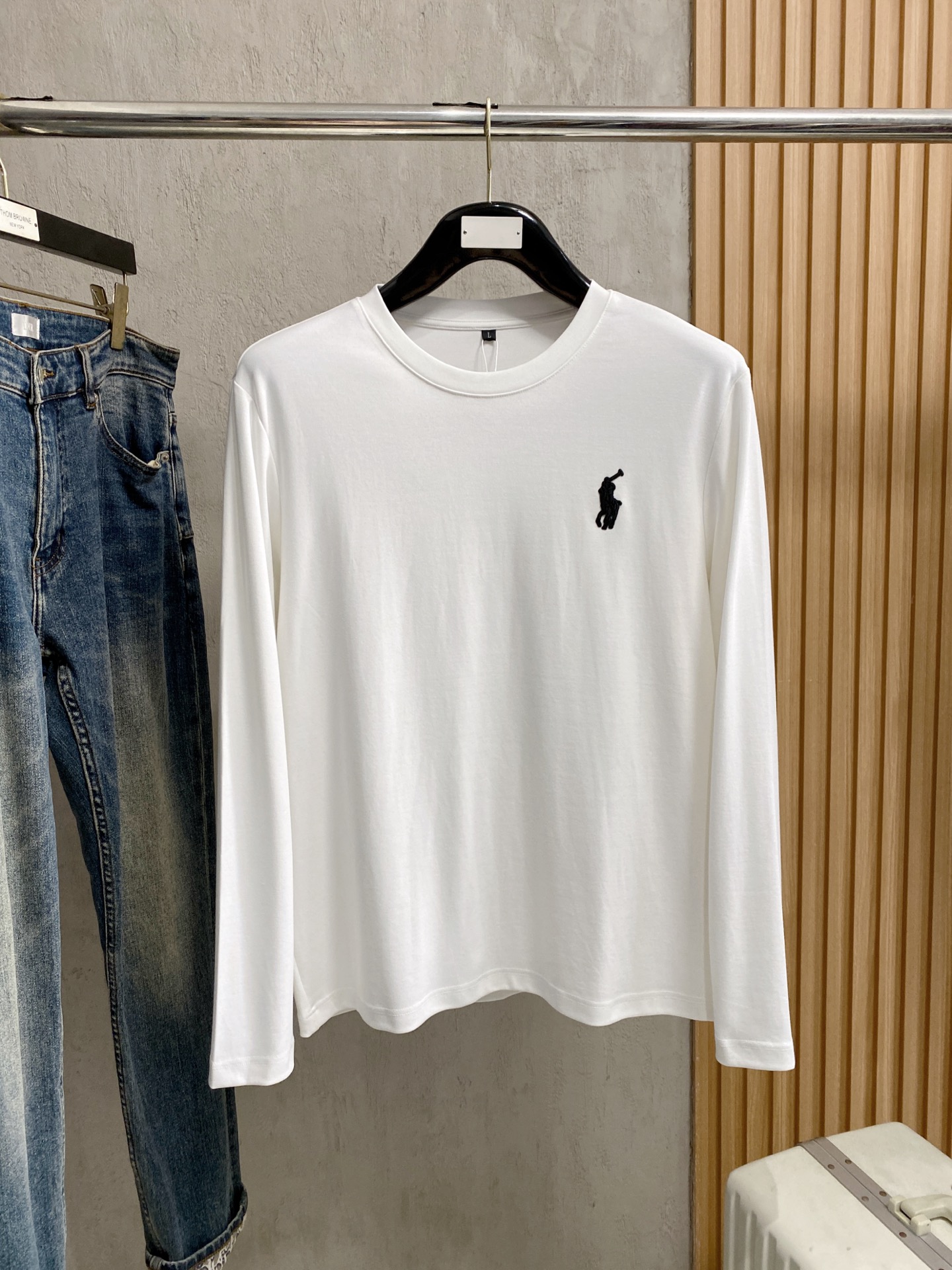 NO:528263,New models are coming Paul exclusively offers new original single men's round neck, long sleeves and high-end customization, high-version, fashionable and versatile original imported cotton fabric, chest logo pattern design, super soft and delicate, skin-friendly and comfortable to wear, high-end boutique, OEM factory fine-made top body very good, men's essential items, complete three standards, code M-4xl, multi-color,,alexander wang19860909新款来袭 保罗 独家专供新款原单男士圆领 长袖高端定制 高版本 时尚百搭爆款原版进口纯棉面料 胸前logo图案设计 手感超柔软细腻 穿着亲肤舒适 高端精品 代工厂精细做上身非常赞 男士必备单品 三标齐全 码数M-4xl 多颜色,,alexander wang,Men's clothing