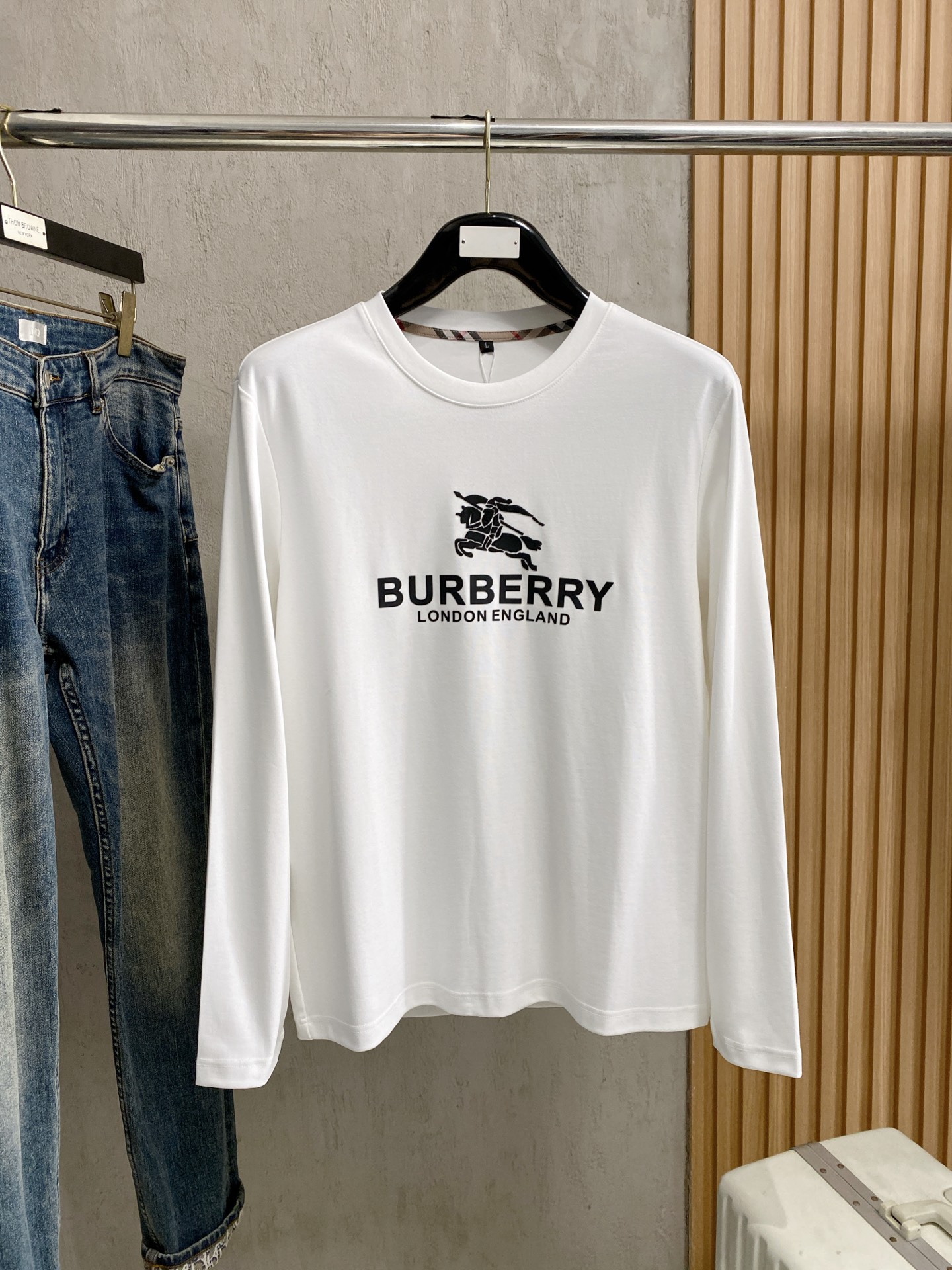 NO:528279,New models are coming Burberry exclusively for new original single men's round neck, long sleeves and high-end customization, high-version, fashionable and versatile original imported cotton fabric, chest logo pattern design, super soft and delicate, skin-friendly and comfortable to wear, high-end boutique, OEM factory fine-made top body very good, men's essential items, complete three standards, code M-4xl, multi-color,,burberry,alexander wang19860909新款来袭 巴宝莉 独家专供新款原单男士圆领 长袖高端定制 高版本 时尚百搭爆款原版进口纯棉面料 胸前logo图案设计 手感超柔软细腻 穿着亲肤舒适 高端精品 代工厂精细做上身非常赞 男士必备单品 三标齐全 码数M-4xl 多颜色,,burberry,alexander wang,Men's clothing