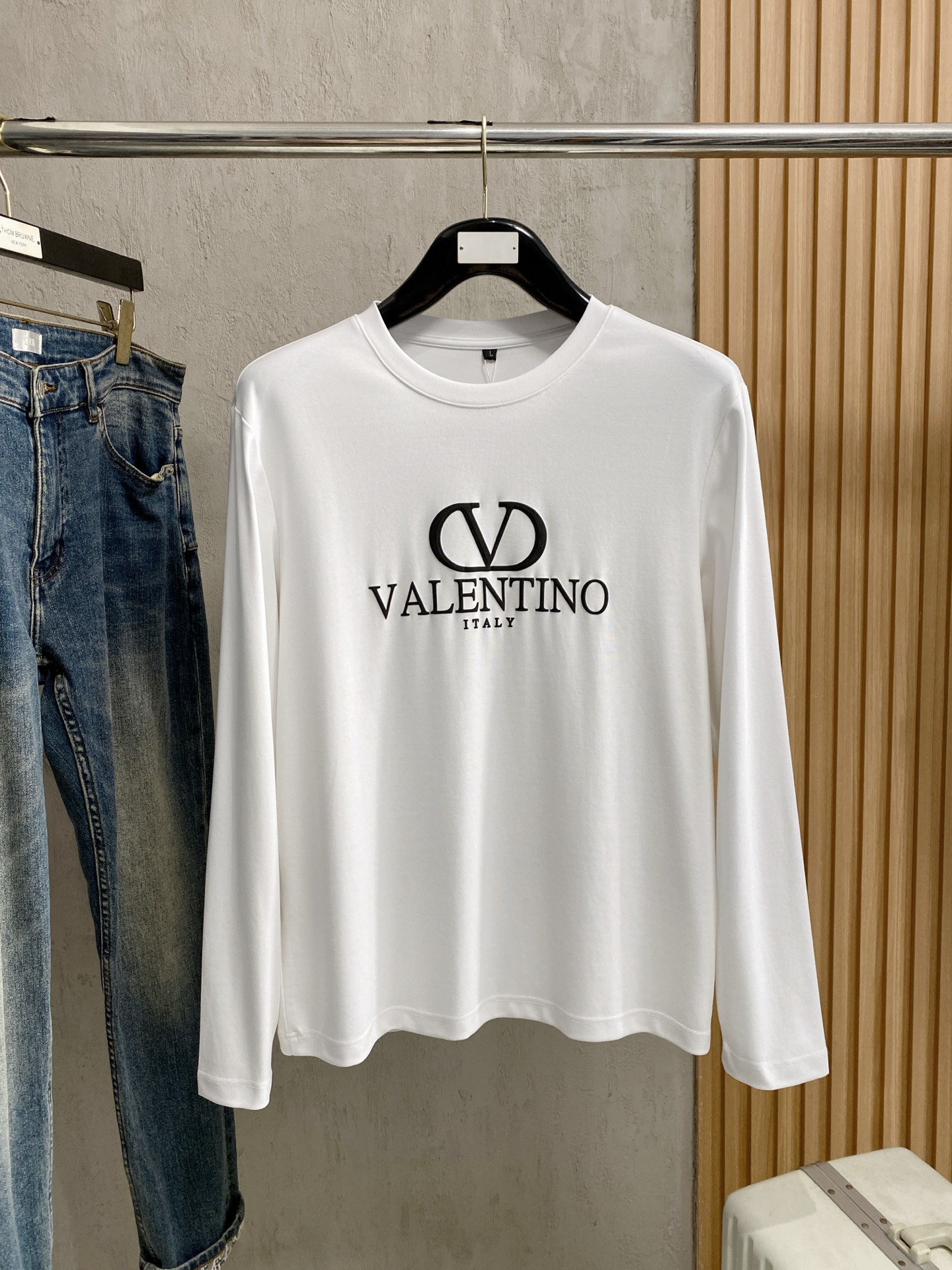 NO:528275,New models are coming Valentino exclusively for new models of original single men's round neck, long sleeves and high-end customization, high-version, fashionable and versatile original imported cotton fabric, chest logo pattern design, super soft and delicate, skin-friendly and comfortable to wear, high-end boutique, OEM factory fine-made top body is very good, men's essential items, three standards, code M-4xl, multi-color, valentino, alexander wang19860909新款来袭 华伦天奴 独家专供新款原单男士圆领 长袖高端定制 高版本 时尚百搭爆款原版进口纯棉面料 胸前logo图案设计 手感超柔软细腻 穿着亲肤舒适 高端精品 代工厂精细做上身非常赞 男士必备单品 三标齐全 码数M-4xl 多颜色,,valentino,alexander wang,Men's clothing