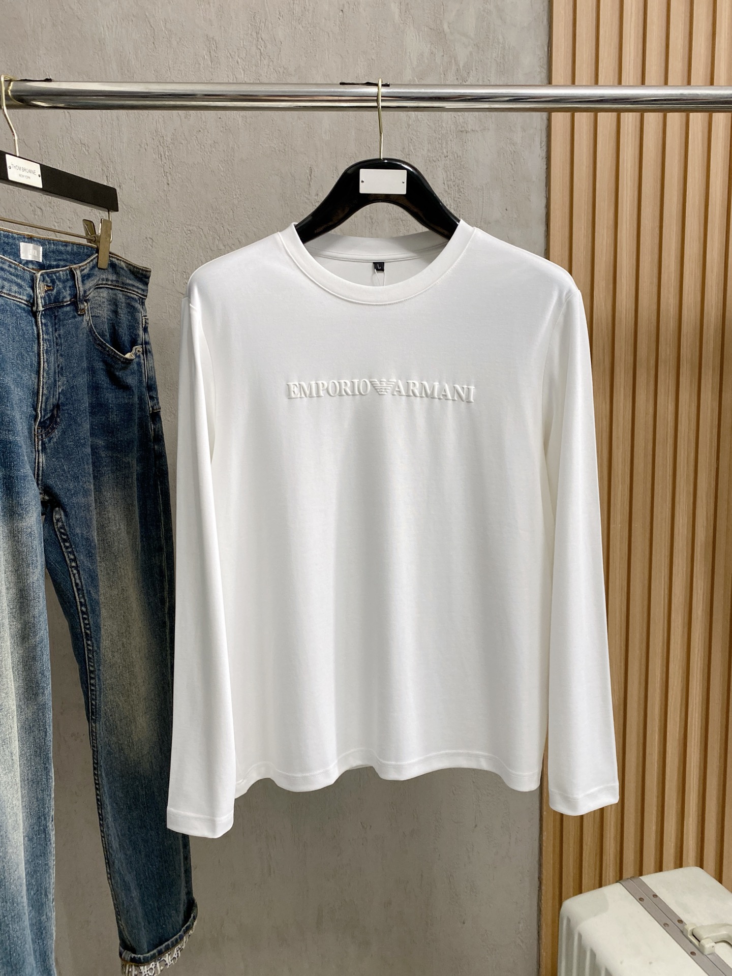 NO:528265,New models are coming Armani exclusively for new models of original single men's round neck, long sleeves and high-end customization, high-version, fashionable and versatile original imported cotton fabric, chest logo pattern design, super soft and delicate, skin-friendly and comfortable to wear, high-end boutique, OEM factory fine-made top body is very good, men's essential items, complete three standards, code M-4xl, multi-color,,armani,alexander wang19860909新款来袭 阿玛尼 独家专供新款原单男士圆领 长袖高端定制 高版本 时尚百搭爆款原版进口纯棉面料 胸前logo图案设计 手感超柔软细腻 穿着亲肤舒适 高端精品 代工厂精细做上身非常赞 男士必备单品 三标齐全 码数M-4xl 多颜色,,armani,alexander wang,Men's clothing