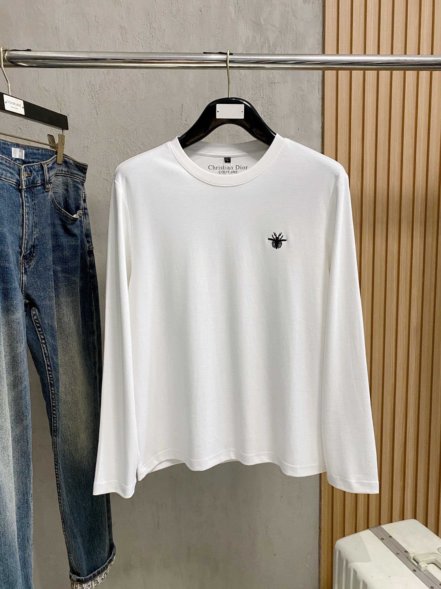 NO:528267,New models are coming Dior exclusively for new original single men's round neck, long sleeves and high-end customization, high-version, fashionable and versatile original imported cotton fabric, chest logo pattern design, super soft and delicate, skin-friendly and comfortable to wear, high-end boutique, OEM factory fine-made top body very good, men's essential items, complete three standards, code M-4xl, multi-color,,dior,alexander wang19860909新款来袭 迪奥 独家专供新款原单男士圆领 长袖高端定制 高版本 时尚百搭爆款原版进口纯棉面料 胸前logo图案设计 手感超柔软细腻 穿着亲肤舒适 高端精品 代工厂精细做上身非常赞 男士必备单品 三标齐全 码数M-4xl 多颜色,,dior,alexander wang,Men's clothing