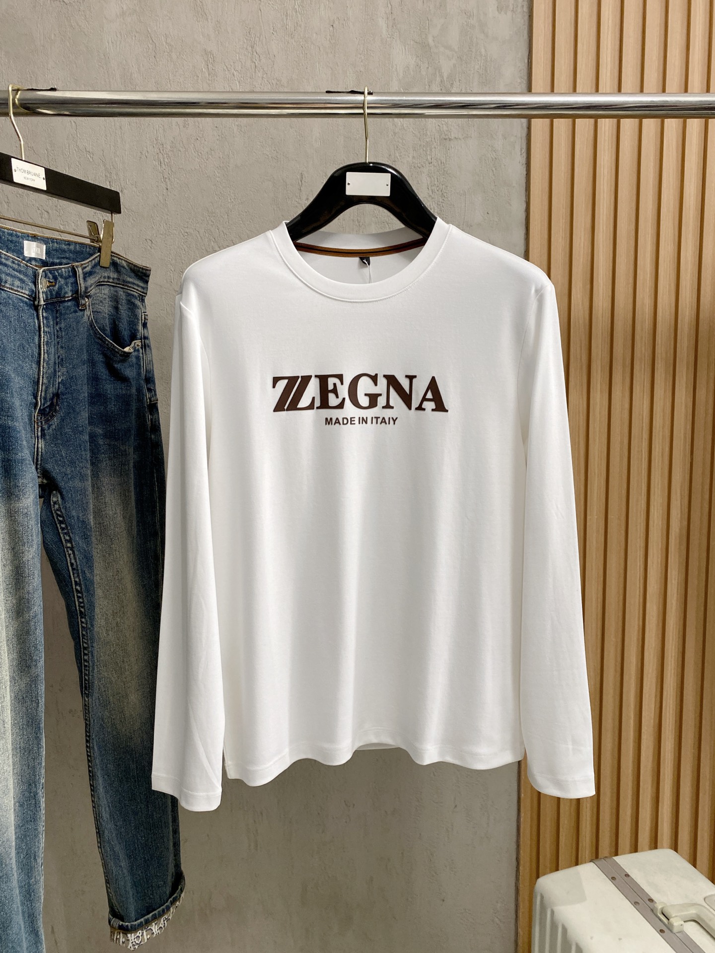 NO:528269,New models are coming. Jenia exclusively offers new original single men's round neck, long sleeves and high-end customization, high-version, fashionable and versatile original imported cotton fabric, chest logo pattern design, super soft and delicate, skin-friendly and comfortable to wear, high-end boutique, OEM factory fine-made top body very good, men's essential items, three standards, code M-4xl, multi-color,,zegna,alexander wang19860909新款来袭 杰尼亚 独家专供新款原单男士圆领 长袖高端定制 高版本 时尚百搭爆款原版进口纯棉面料 胸前logo图案设计 手感超柔软细腻 穿着亲肤舒适 高端精品 代工厂精细做上身非常赞 男士必备单品 三标齐全 码数M-4xl 多颜色,,zegna,alexander wang,Men's clothing