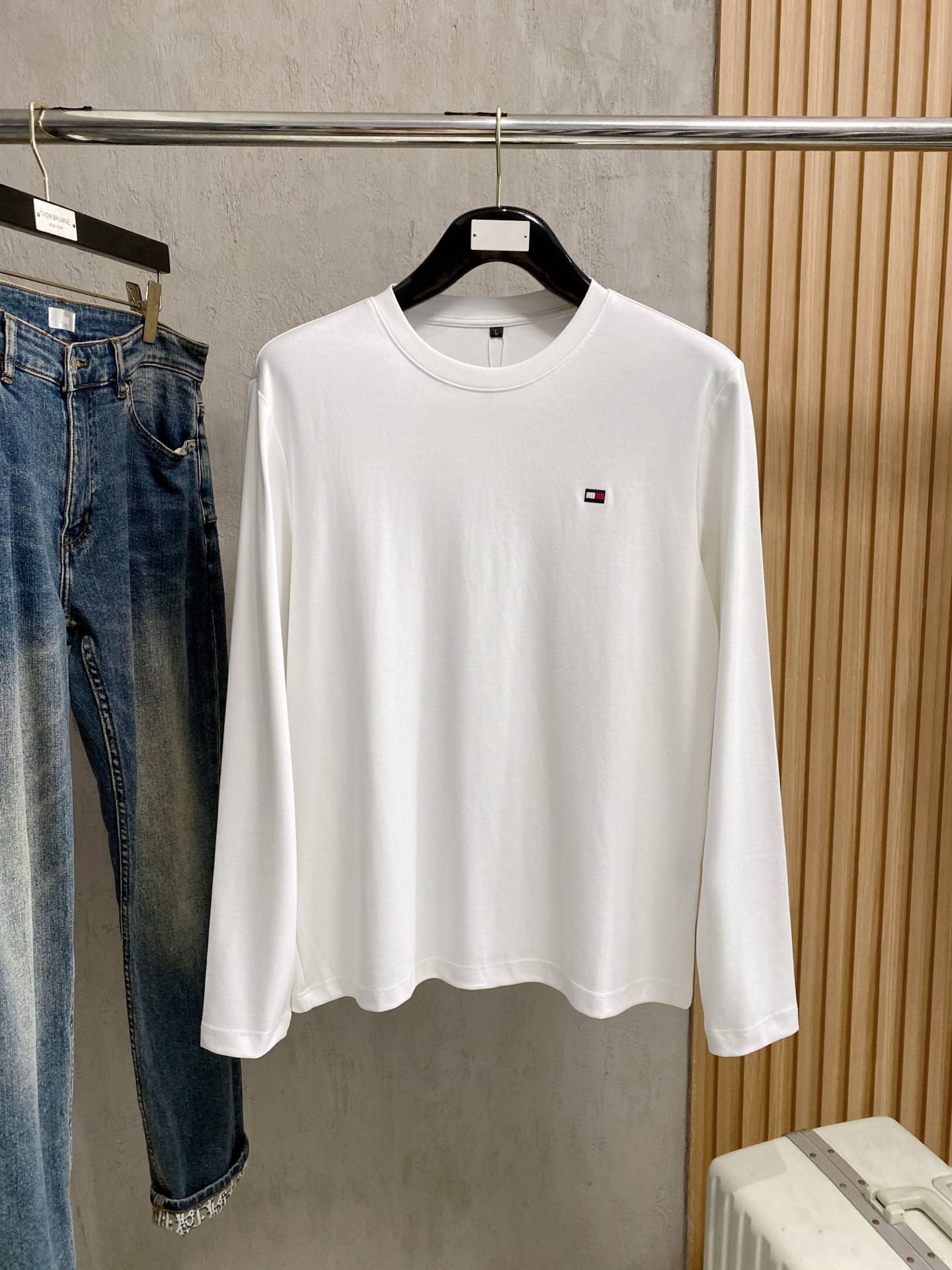 NO:528271,New models are coming. Tommy exclusively offers new original single men's round neck, long sleeves and high-end customization, high-version, fashionable and versatile original imported cotton fabric, chest logo pattern design, super soft and delicate, skin-friendly and comfortable to wear, high-end boutique, OEM factory fine-made top body very good, men's essential items, complete three standards, code M-4xl, multi-color,,alexander wang19860909新款来袭 汤米 独家专供新款原单男士圆领 长袖高端定制 高版本 时尚百搭爆款原版进口纯棉面料 胸前logo图案设计 手感超柔软细腻 穿着亲肤舒适 高端精品 代工厂精细做上身非常赞 男士必备单品 三标齐全 码数M-4xl 多颜色,,alexander wang,Men's clothing