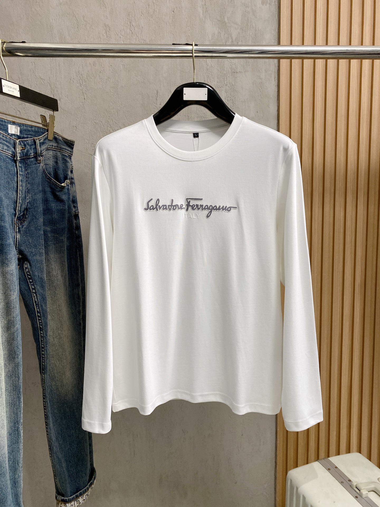 NO:528273,New models are coming Ferragamo Exclusively available for new original single men's round neck, long sleeves and high-end customization, high-version, fashionable and versatile original imported cotton fabric, chest logo pattern design, super soft and delicate, skin-friendly and comfortable to wear, high-end boutique, OEM factory fine-made top body is very good, men's essential items, three standards, code M-4xl, multi-color, ferragamo, alexander wang19860909新款来袭 菲拉格慕 独家专供新款原单男士圆领 长袖高端定制 高版本 时尚百搭爆款原版进口纯棉面料 胸前logo图案设计 手感超柔软细腻 穿着亲肤舒适 高端精品 代工厂精细做上身非常赞 男士必备单品 三标齐全 码数M-4xl 多颜色,,ferragamo,alexander wang,Men's clothing