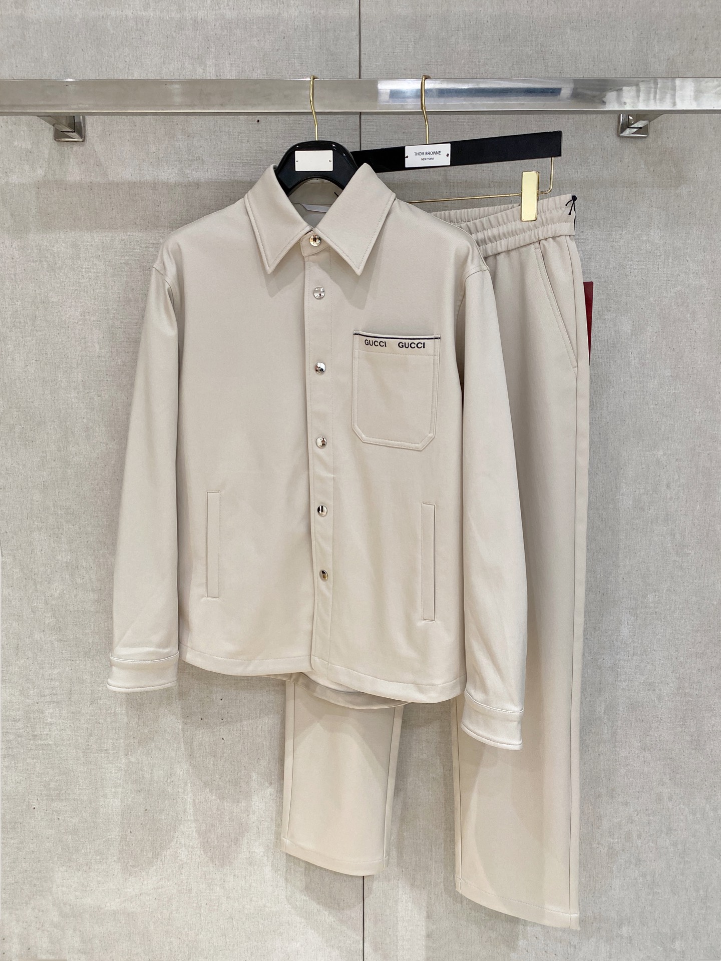 NO:570295,One set (not dismantled) Gucci boutique suit 2025 autumn and winter new suit, catwalk style, customized original denim fabric, matching jacket design, very fashionable, super good shape, not easy to wrinkle, no pilling, perfect details and flawless upper body effect, versatile and fashionable, three colors available!  Size M-3XL.,,gucci,jackets & coats,alexander wang19860909一套（不拆） 古驰精品套装 2025秋冬新款套装 走秀款 定制原版牛仔面料 搭配夹克版型设计 非常洋气 版型超好不易褶皱 不起球 细节走线完美无瑕疵 上身效果棒棒哒 百搭又不失时尚感 三色可选！码数M-3XL.,,gucci,jackets & coats,alexander wang,Men's clothing