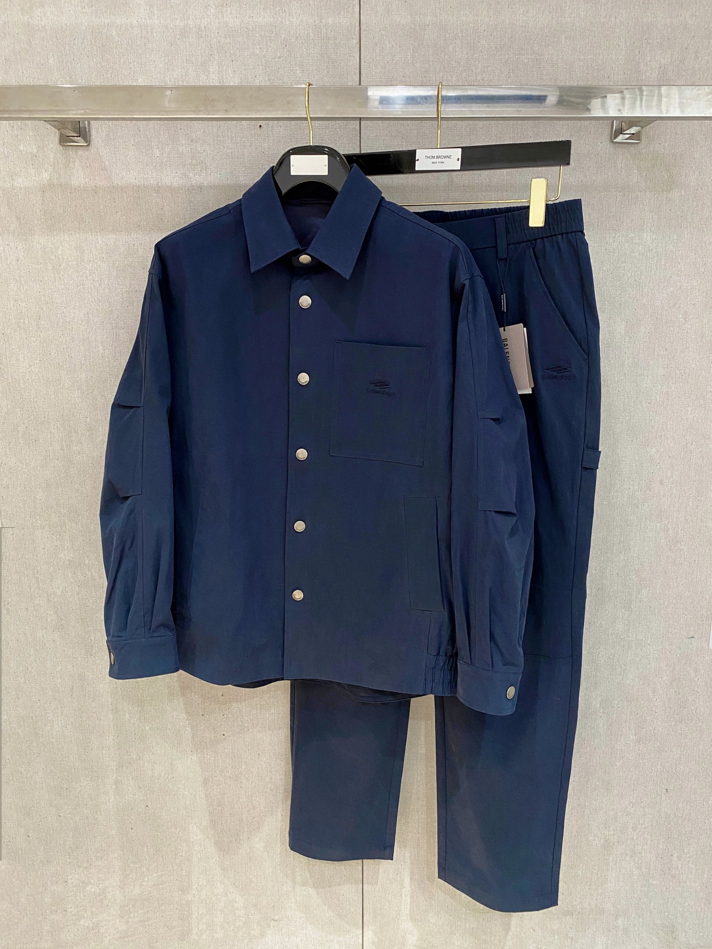 NO:570291,One set (not dismantled) Balenciaga boutique suit, autumn and winter new suit, catwalk style, customized original denim fabric, matching jacket design, very fashionable, super good shape, not easy to wrinkle, no pilling, flawless details, great upper body effect, versatile and fashionable, three colors available!  Size M-3XL.,,balenciaga,jackets & coats,alexander wang19860909一套（不拆） 巴黎世家精品套装 秋冬新款套装 走秀款 定制原版牛仔面料 搭配夹克版型设计 非常洋气 版型超好不易褶皱 不起球 细节走线完美无瑕疵 上身效果棒棒哒 百搭又不失时尚感 三色可选！码数M-3XL.,,balenciaga,jackets & coats,alexander wang,Men's clothing