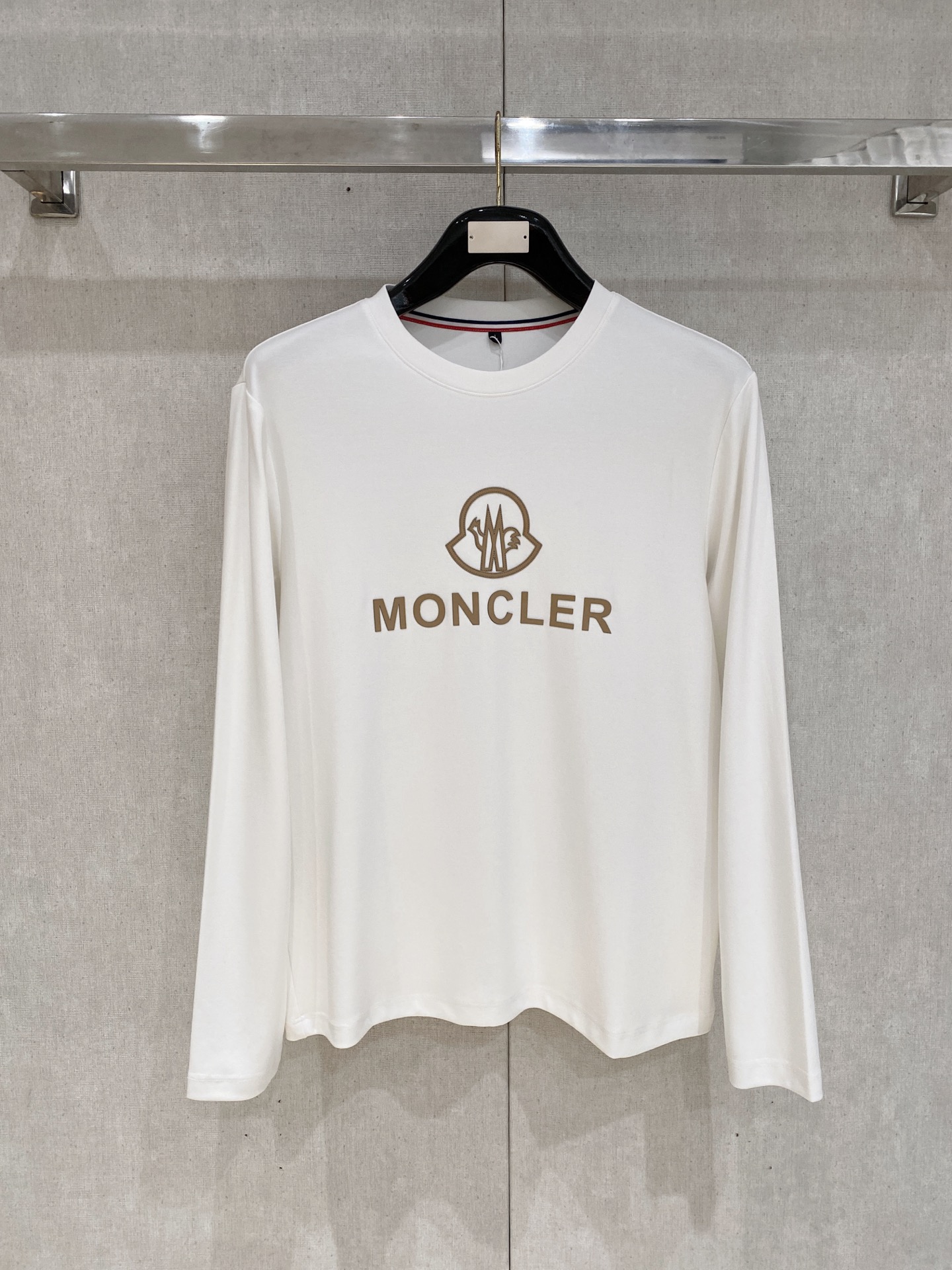 NO:599083,The new model is coming. Meng Mouth. Exclusively for the new original men's round neck. Long sleeves. High-end customization. High version. Fashionable and versatile original imported pure cotton fabric. Logo pattern design on the chest. Super soft and delicate feel. Skin-friendly and comfortable to wear. High-end boutique. The upper body made by the factory is very good. A must-have item for men. Three complete standards. Size M-4xl, Moncler, alexander wang19860909新款来袭 蒙口 独家专供新款原单男士圆领 长袖高端定制 高版本 时尚百搭爆款原版进口纯棉面料 胸前logo图案设计 手感超柔软细腻 穿着亲肤舒适 高端精品 代工厂精细做上身非常赞 男士必备单品 三标齐全 码数M-4xl,,Moncler,alexander wang,Men's clothing