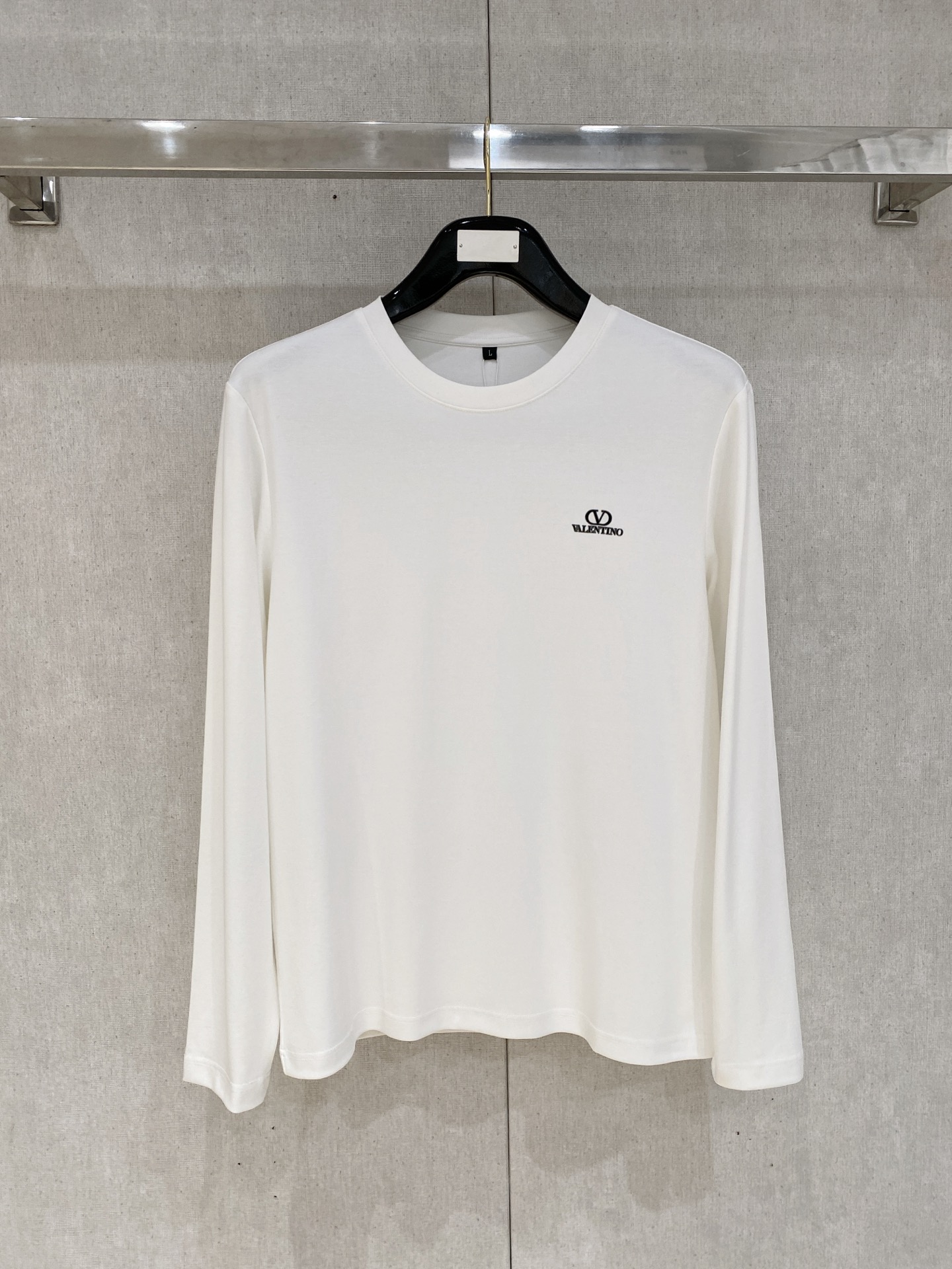 NO:599085,New arrival Valentino Exclusively for new men's original round neck Long sleeve high-end customization High version Fashionable and versatile original imported pure cotton fabric Chest logo pattern design Super soft and delicate hand feel Skin-friendly and comfortable to wear High-end boutique The upper body made by the factory is very good Men's must-have items Complete with three standards Size M-4xl, valentino, alexander wang19860909新款来袭 华伦天奴 独家专供新款原单男士圆领 长袖高端定制 高版本 时尚百搭爆款原版进口纯棉面料 胸前logo图案设计 手感超柔软细腻 穿着亲肤舒适 高端精品 代工厂精细做上身非常赞 男士必备单品 三标齐全 码数M-4xl,,valentino,alexander wang,Men's clothing