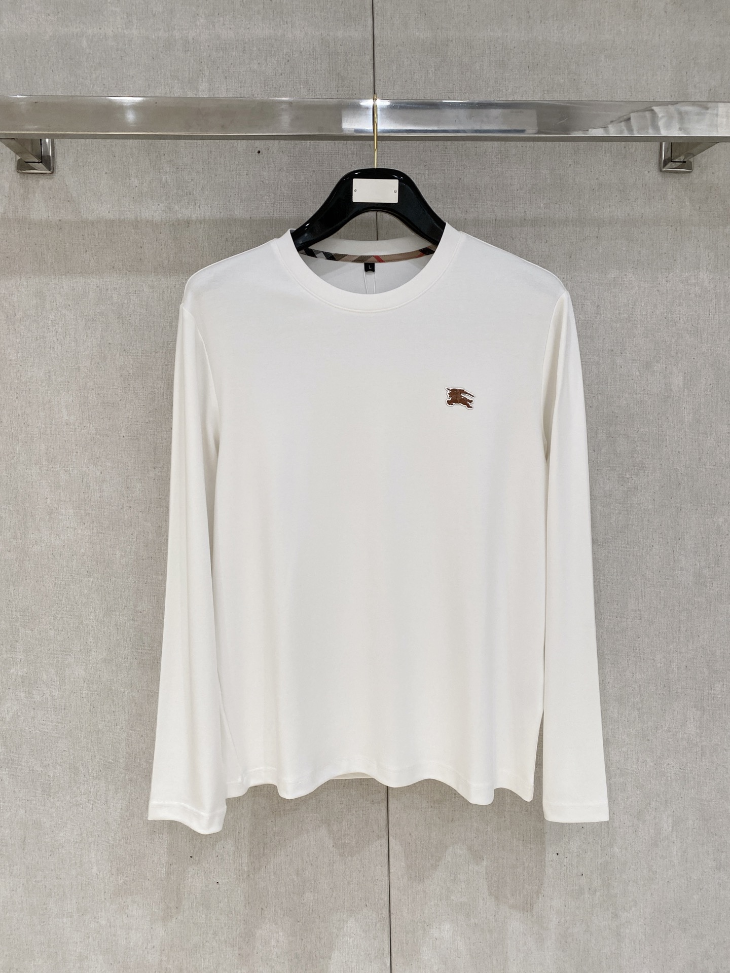 NO:599087,New style is coming. Burberry exclusively offers new original men's round neck, long sleeves, high-end customization, high version, fashionable and versatile, original imported pure cotton fabric, chest logo pattern design, super soft and delicate feel, skin-friendly and comfortable to wear, high-end boutique, factory finely made upper body is very good, men's must-have items, three complete standards, size M-4xl,, burberry, alexander wang19860909新款来袭 巴宝莉 独家专供新款原单男士圆领 长袖高端定制 高版本 时尚百搭爆款原版进口纯棉面料 胸前logo图案设计 手感超柔软细腻 穿着亲肤舒适 高端精品 代工厂精细做上身非常赞 男士必备单品 三标齐全 码数M-4xl,,burberry,alexander wang,Men's clothing