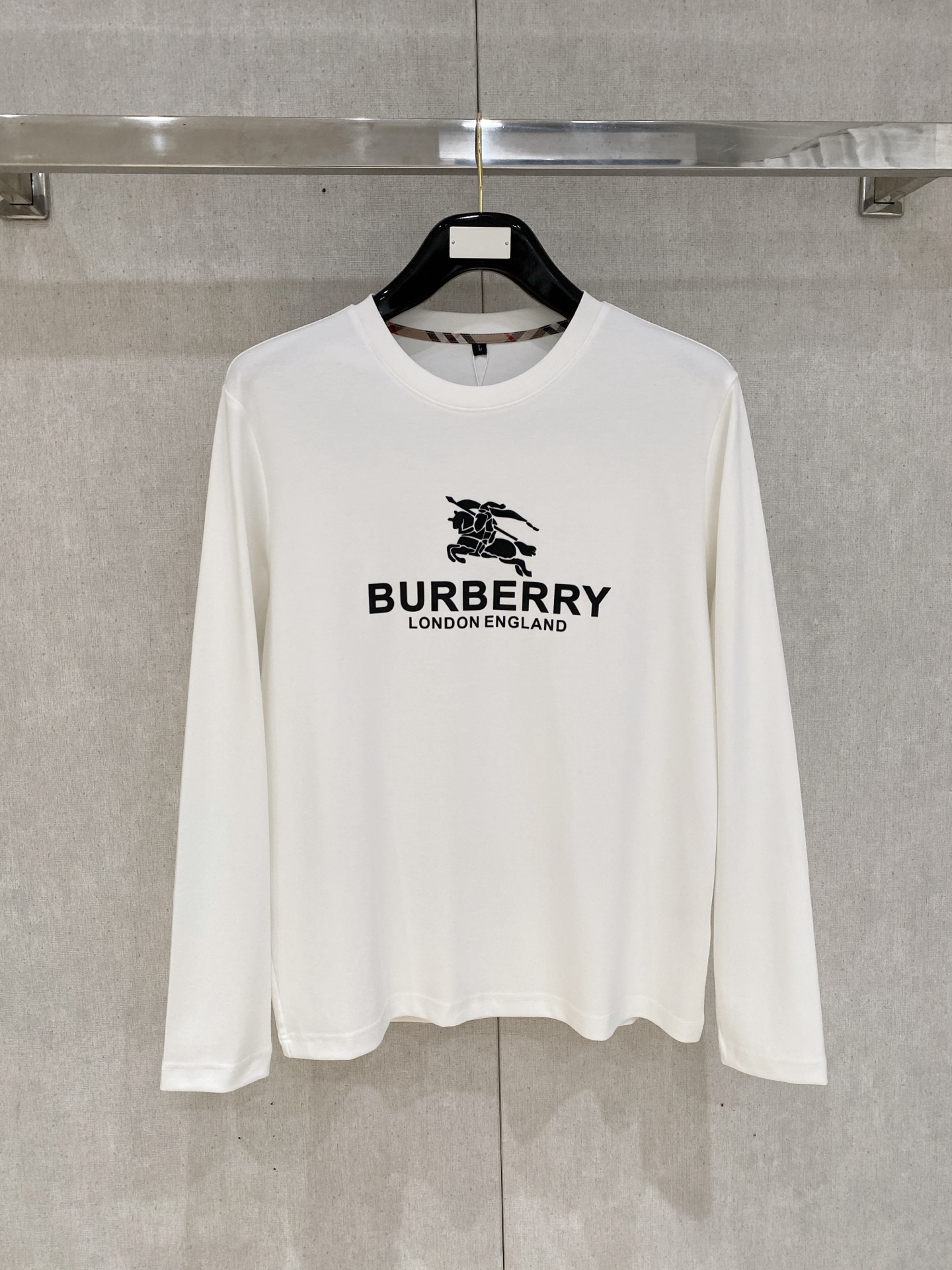 NO:599084,New style is coming. Burberry exclusively offers new original men's round neck, long sleeves, high-end customization, high version, fashionable and versatile, original imported pure cotton fabric, chest logo pattern design, super soft and delicate feel, skin-friendly and comfortable to wear, high-end boutique, factory finely made upper body is very good, men's must-have items, three complete standards, size M-4xl,, burberry, alexander wang19860909新款来袭 巴宝莉 独家专供新款原单男士圆领 长袖高端定制 高版本 时尚百搭爆款原版进口纯棉面料 胸前logo图案设计 手感超柔软细腻 穿着亲肤舒适 高端精品 代工厂精细做上身非常赞 男士必备单品 三标齐全 码数M-4xl,,burberry,alexander wang,Men's clothing