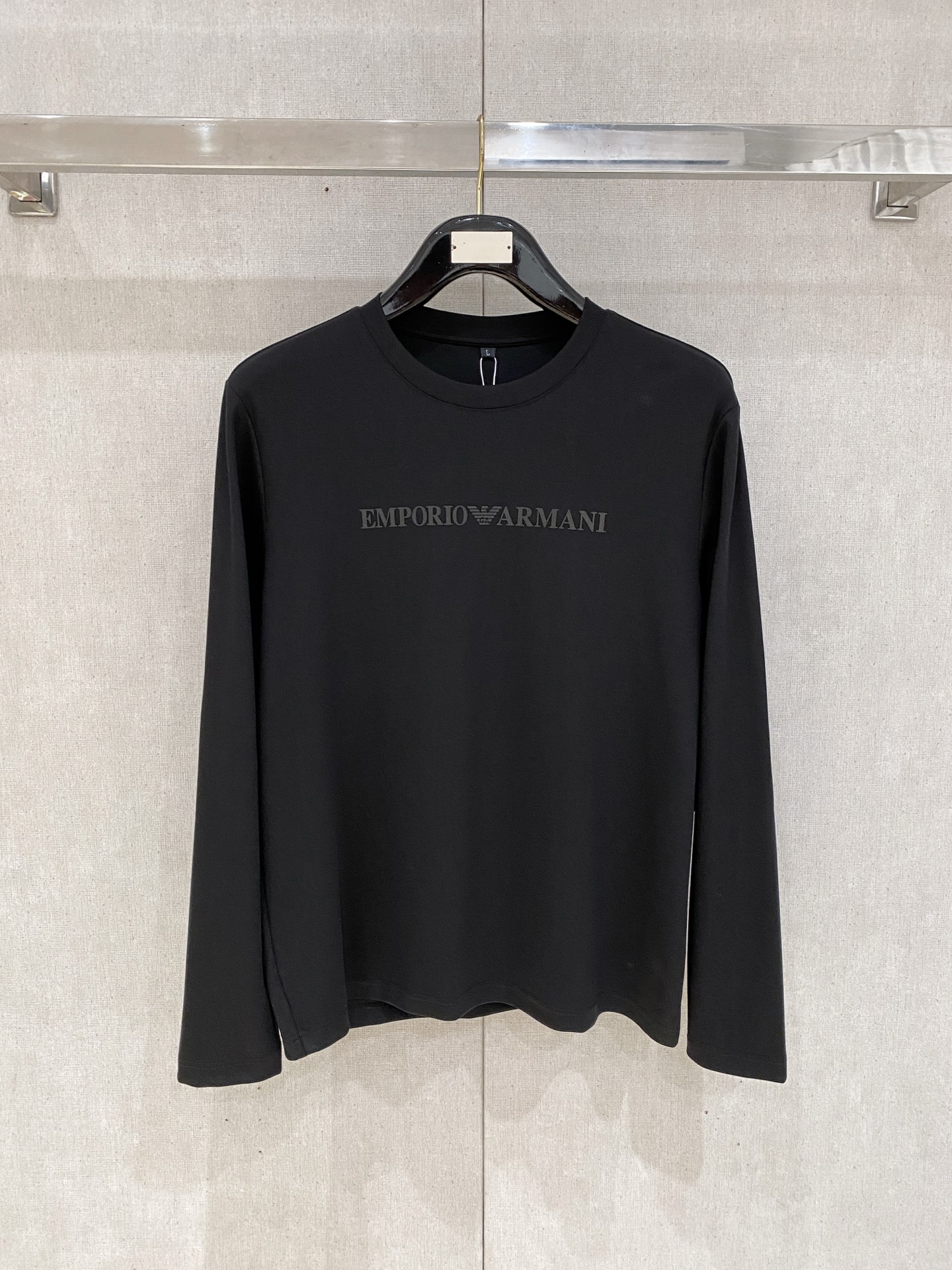 NO:599081,New model is coming. Exclusively for new men's original round neck, long sleeves, high-end customization, high version, fashionable and versatile original imported pure cotton fabric, chest logo pattern design, super soft and delicate feel, skin-friendly and comfortable to wear, high-end boutique, factory finely made upper body is very good, men's must-have item, three complete standards, size M-4xl,, alexander wang19860909新款来袭 独家专供新款原单男士圆领 长袖高端定制 高版本 时尚百搭爆款原版进口纯棉面料 胸前logo图案设计 手感超柔软细腻 穿着亲肤舒适 高端精品 代工厂精细做上身非常赞 男士必备单品 三标齐全 码数M-4xl,,alexander wang,Men's clothing