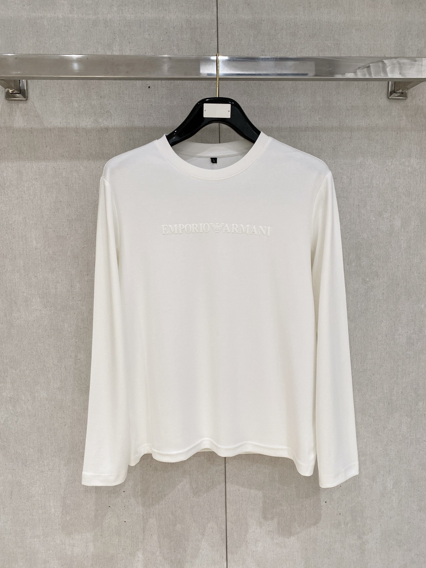 NO:599080,New model is coming. Armani exclusively supplies new original men's round neck, long sleeves, high-end customization, high version, fashionable and versatile original imported pure cotton fabric, chest logo pattern design, super soft and delicate feel, skin-friendly and comfortable to wear, high-end boutique, the upper body is exquisitely made by the factory, a must-have item for men, complete with three standards, size M-4xl, armani, alexander wang19860909新款来袭 阿玛尼 独家专供新款原单男士圆领 长袖高端定制 高版本 时尚百搭爆款原版进口纯棉面料 胸前logo图案设计 手感超柔软细腻 穿着亲肤舒适 高端精品 代工厂精细做上身非常赞 男士必备单品 三标齐全 码数M-4xl,,armani,alexander wang,Men's clothing