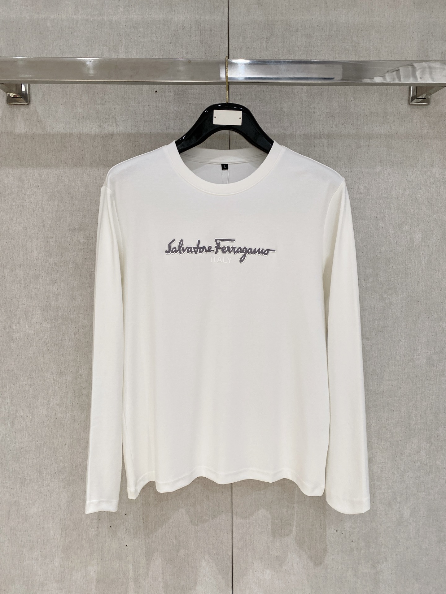 NO:599082,New model is coming. Ferragamo exclusively offers new original men's round neck, long sleeves, high-end customization, high version, fashionable and versatile, original imported pure cotton fabric, chest logo pattern design, super soft and delicate feel, skin-friendly and comfortable to wear, high-end boutique, factory finely made upper body is very good, men's must-have item, three standards complete, size M-4xl,,ferragamo,alexander wang19860909新款来袭 菲拉格慕 独家专供新款原单男士圆领 长袖高端定制 高版本 时尚百搭爆款原版进口纯棉面料 胸前logo图案设计 手感超柔软细腻 穿着亲肤舒适 高端精品 代工厂精细做上身非常赞 男士必备单品 三标齐全 码数M-4xl,,ferragamo,alexander wang,Men's clothing