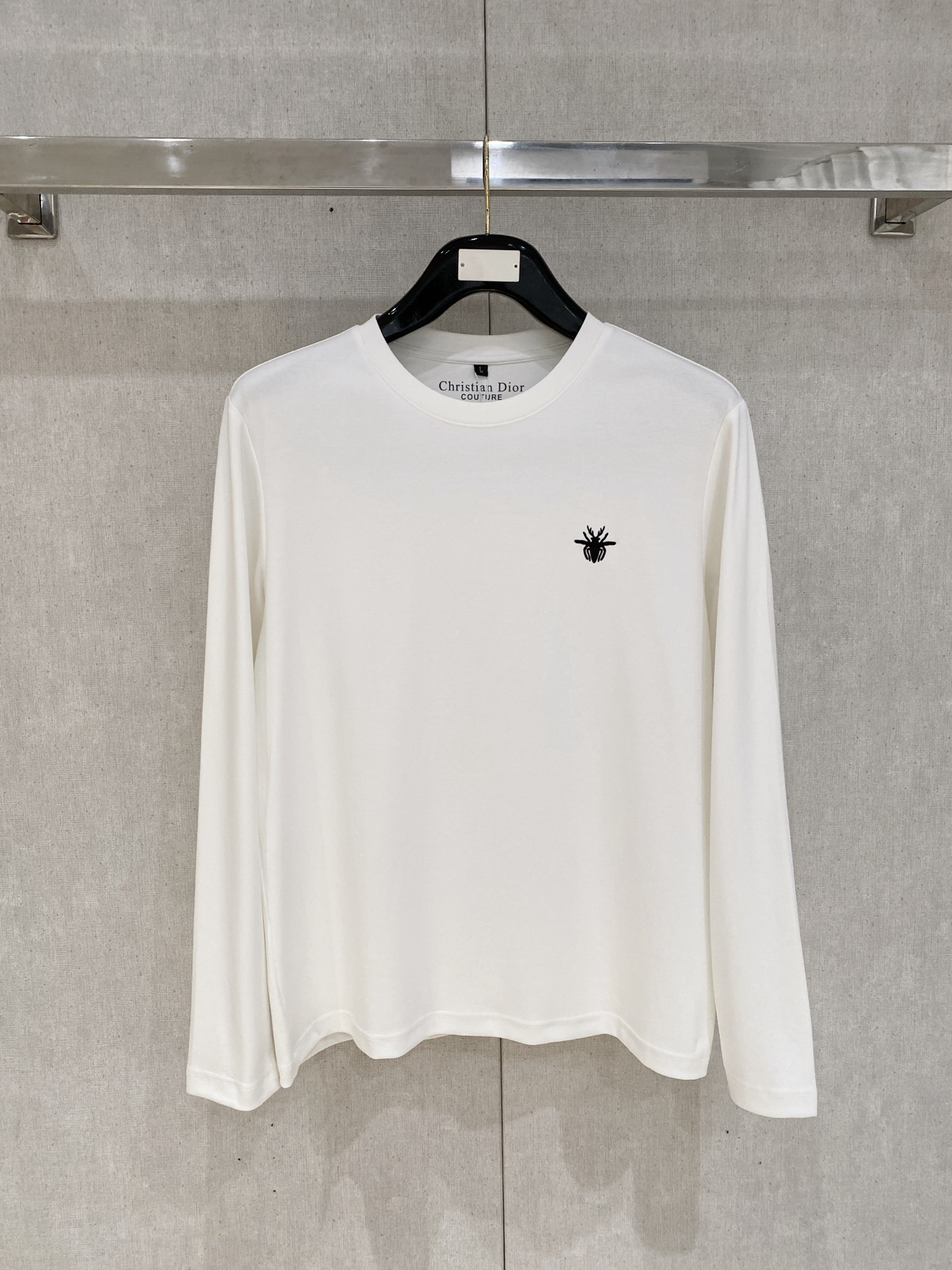 NO:599091,New style is coming. Dior exclusively offers new original men's round neck, long sleeves, high-end customization, high version, fashionable and versatile original imported pure cotton fabric, chest logo pattern design, super soft and delicate feel, skin-friendly and comfortable to wear, high-end boutique, the upper body is exquisitely made by the factory, a must-have item for men, complete with three standards, size M-4xl, dior, alexander wang19860909新款来袭 迪奥 独家专供新款原单男士圆领 长袖高端定制 高版本 时尚百搭爆款原版进口纯棉面料 胸前logo图案设计 手感超柔软细腻 穿着亲肤舒适 高端精品 代工厂精细做上身非常赞 男士必备单品 三标齐全 码数M-4xl,,dior,alexander wang,Men's clothing