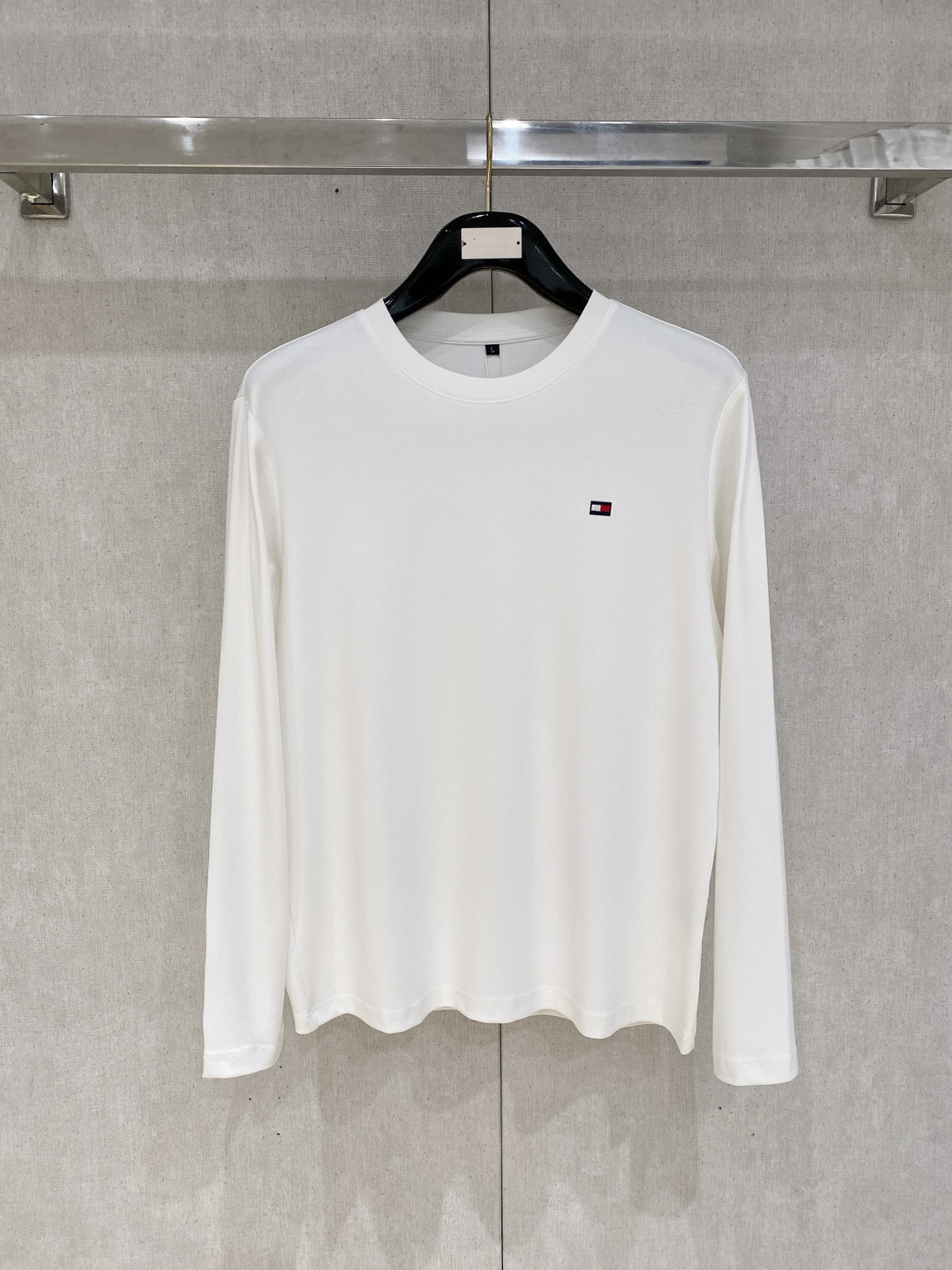 NO:599074,New model is coming. Tom Exclusively supplies new original men's round neck, long sleeves, high-end customization, high version, fashionable and versatile original imported pure cotton fabric, chest logo pattern design, super soft and delicate feel, skin-friendly and comfortable to wear, high-end boutique, factory-made fine upper body is very good, men's must-have item, three complete standards, size M-4xl,,alexander wang19860909新款来袭 汤姆 独家专供新款原单男士圆领 长袖高端定制 高版本 时尚百搭爆款原版进口纯棉面料 胸前logo图案设计 手感超柔软细腻 穿着亲肤舒适 高端精品 代工厂精细做上身非常赞 男士必备单品 三标齐全 码数M-4xl,,alexander wang,Men's clothing