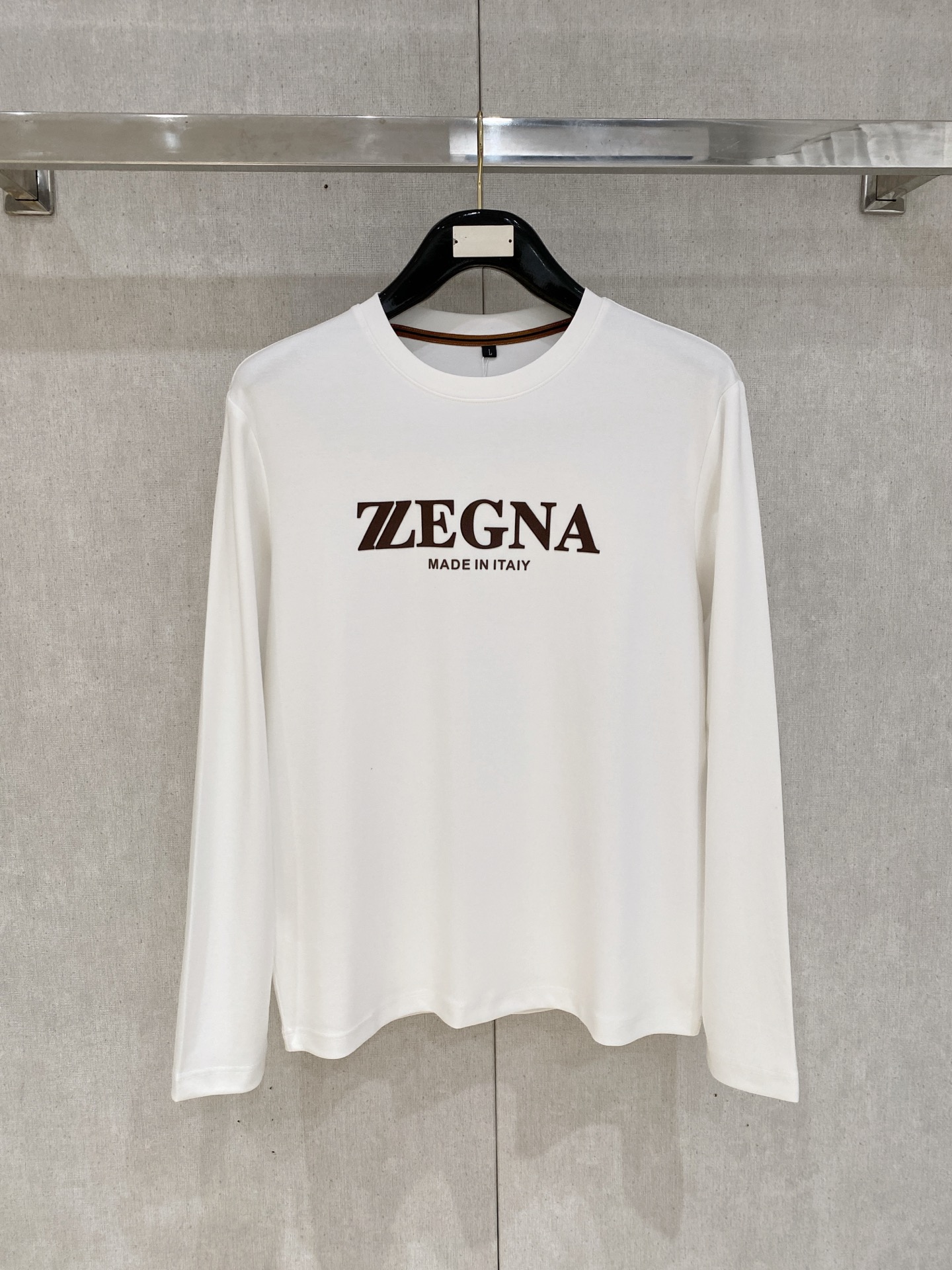 NO:599076,New style coming Zegna Exclusively for new men's round neck Long sleeve high-end customization High version Fashionable and versatile original imported pure cotton fabric Chest logo pattern design Super soft and delicate feel Skin-friendly and comfortable to wear High-end boutique The upper body made by the factory is very good Men's must-have item Complete with three standards Size M-4xl,,zegna,alexander wang19860909新款来袭 杰尼亚 独家专供新款原单男士圆领 长袖高端定制 高版本 时尚百搭爆款原版进口纯棉面料 胸前logo图案设计 手感超柔软细腻 穿着亲肤舒适 高端精品 代工厂精细做上身非常赞 男士必备单品 三标齐全 码数M-4xl,,zegna,alexander wang,Men's clothing