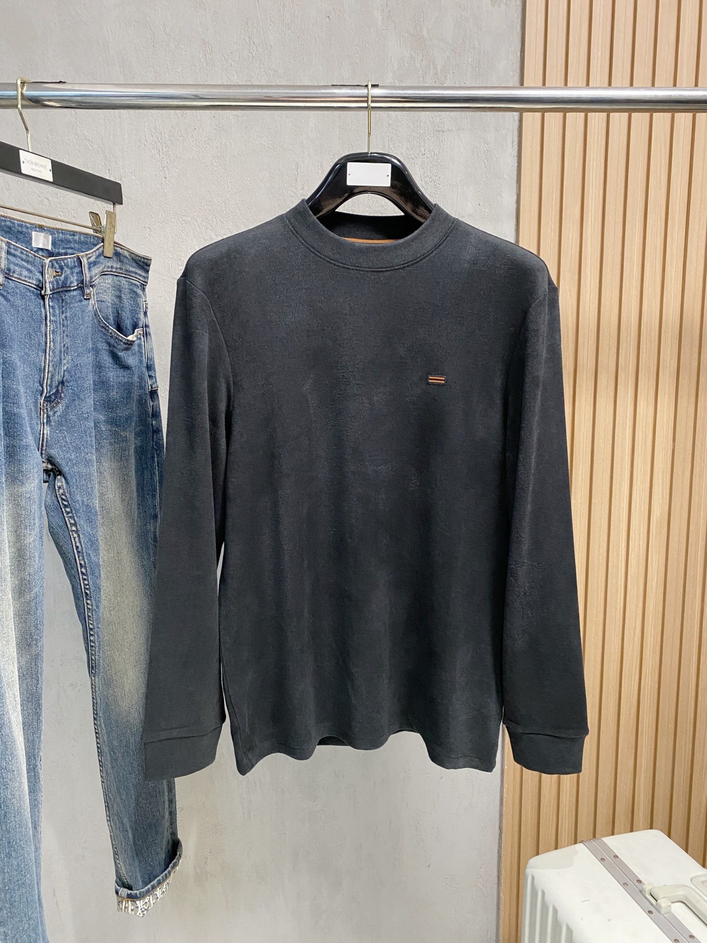 杰尼亚 25FW秋冬新款碳素磨绒毛平纹棉布圆领长Tee，男士胸前元素装饰圆领长袖T恤打底衫！贸易公司渠道