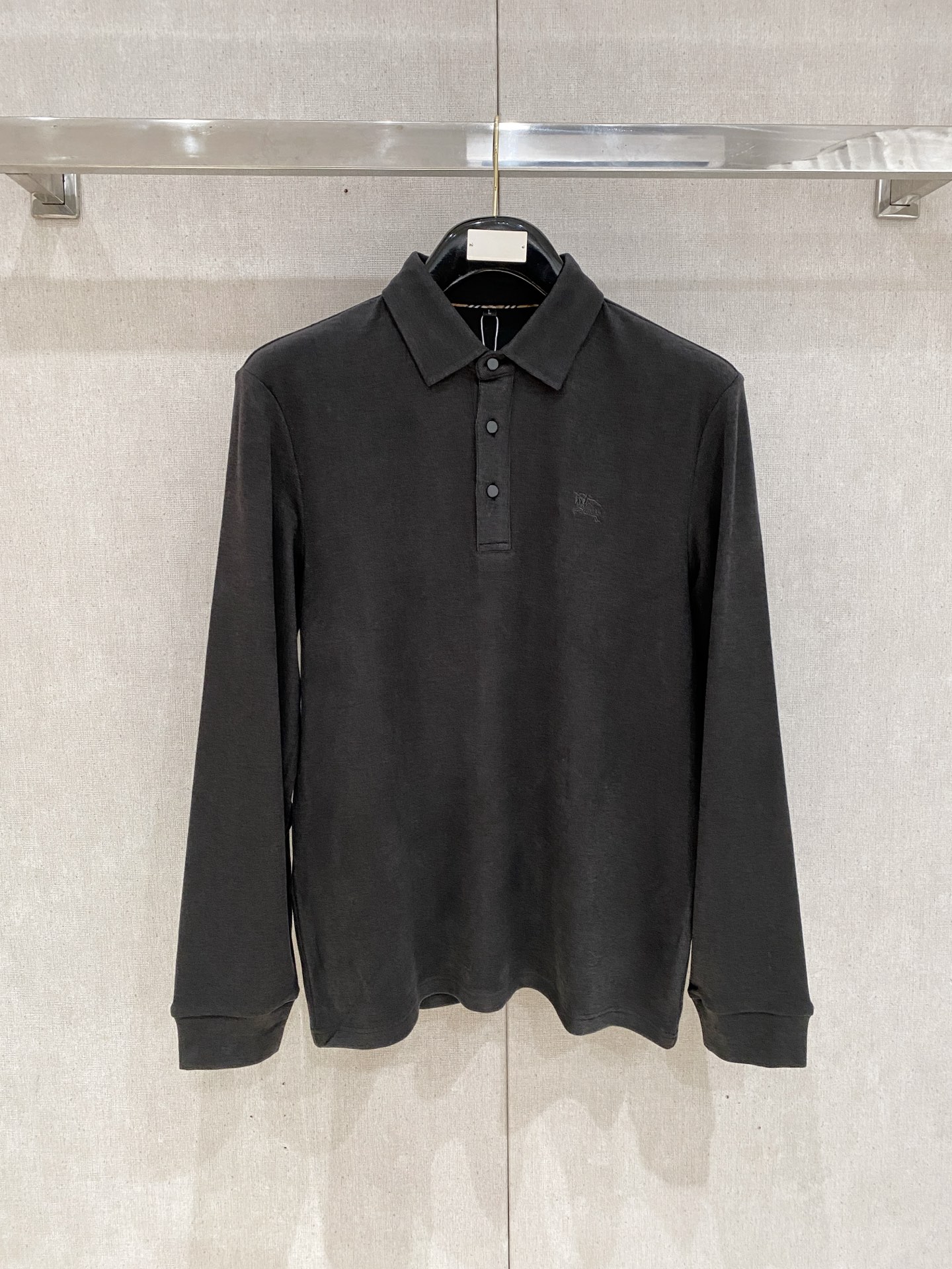 NO:599088,New spring product Burberry brushed. Exclusively for the new original men's Polo long-sleeved high-end customization. High version. Fashionable and versatile original imported pure cotton fabric. Logo pattern design on the chest. It feels super soft and delicate. It is skin-friendly and comfortable to wear. High-end boutique. The upper body is exquisitely made by the OEM. A must-have item for men. Complete three standards. Size M-4xl. Multi-color, burberry, alexander wang19860909开春新品 巴宝莉 磨毛 独家专供新款原单男士Polo长袖高端定制 高版本 时尚百搭爆款原版进口纯棉面料 胸前logo图案设计 手感超柔软细腻 穿着亲肤舒适 高端精品 代工厂精细做上身非常赞 男士必备单品 三标齐全 码数M-4xl 多颜色,,burberry,alexander wang,Men's clothing