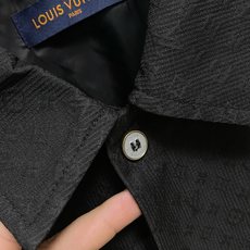 lv 2025 早秋新款爆款专柜新款休闲时尚夹克 超前卫设计风格 细腻舒适 穿着非常轻便不易起皱。多重重 lv 2025 早秋新款爆款专柜新款休闲时尚夹克 超前卫设计风格 细腻舒适 穿着非常轻便不易起皱。多重重