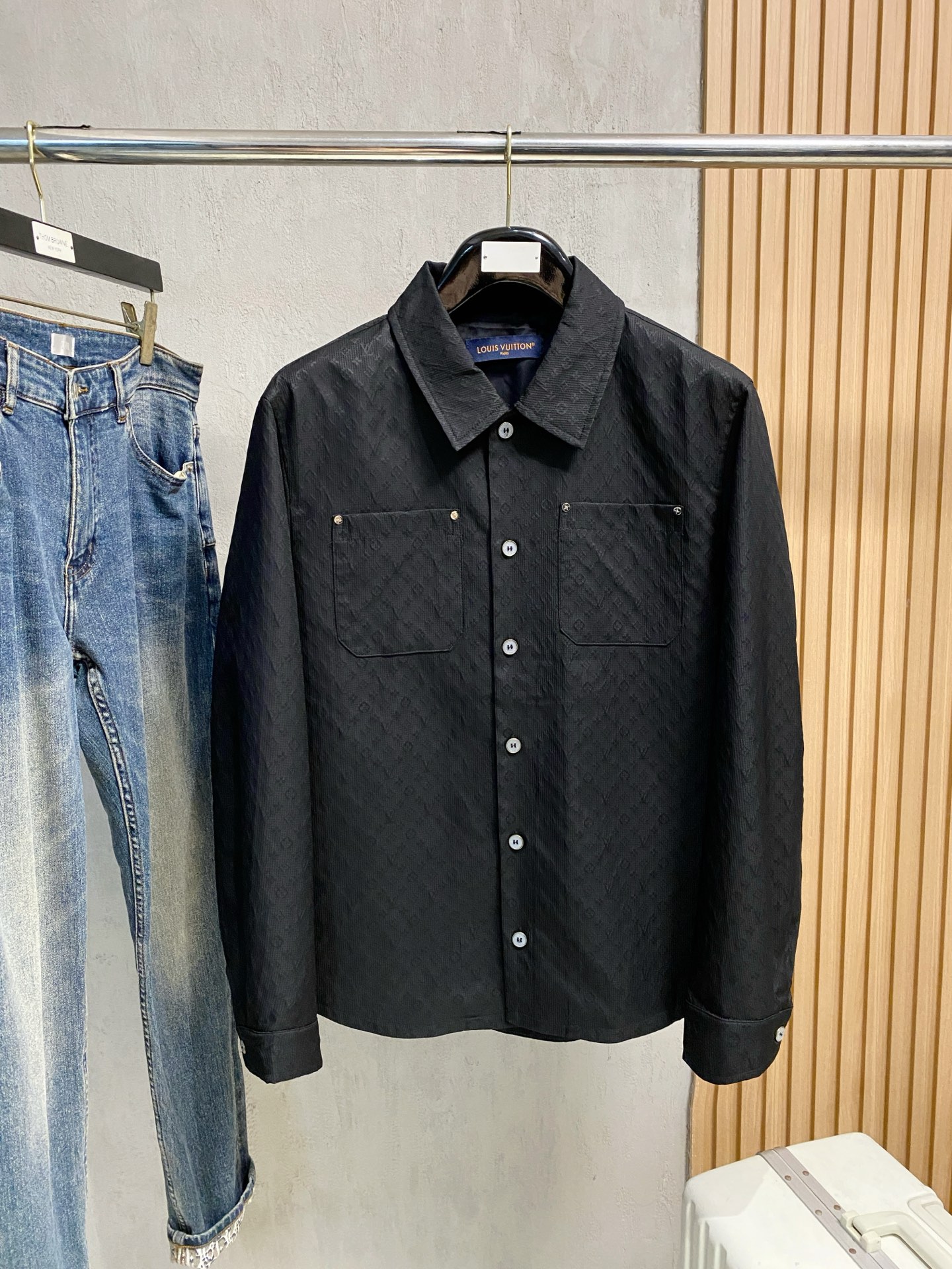 NO:525146,Lv Louis Vuitton 25ss autumn and winter new fashionable men's jacket for business casual shirts, this LV presbyopia shirt jacket is a perfect fusion of travel art and urban modernity. It sublimates Louis Vuitton's iconic Monogram pattern from classic canvas fabric to coat carriers, and gives classic totem a new vitality through the collision of *3D presbyopia craft* and *classic jacquard*. It is not only a jacket that provides warmth and style, but also a luxury badge that demonstrates identity and can be carried around. It is designed for connoisseurs who recognize brand value and pursue ultimate craftsmanship and unique aesthetics.  'Three-dimensional presbyterian craft' is a tip craft that allows classic patterns to rise from the fabric base through precise embossing, embroidery filling or special composite technology. It is no longer a flat print, but a three-dimensional art with obvious touch, three-dimensional contour and subtle changes in light and shadow. Each four-leaf flower, four-pointed star and LV letter are carefully shaped and within reach, like a miniature architectural sculpture attached to the clothing. It is an extremely exquisite and advanced textile technology. It does not print and dye the pattern on the surface of the fabric, but in the weaving process, through a precision-programmed jacquard loom, the most complete and clear contoured Monogram presbyterian yarns are directly interwoven with different colors of warp and weft yarns, which means that the pattern and the fabric themselves are integrally formed and inseparable. Each classic symbol is composed of the structure of the fabric itself, and can also be seen from the back.  Clear and opposite-colored pattern textures. This is a process of weaving the brand gene into the bone marrow. The most fundamental difference is that ordinary printing is to weave the fabric and print the pattern. The pattern is attached. While weaving the fabric, LV jacquard is to 'draw' the pattern with yarn while weaving the fabric. The pattern is an inherent part of the fabric. The complex production process of this jacket requires the complex programming of the jacquard loom according to the design pattern, controlling the lifting and interweaving of thousands of warp and weft yarns. The process is slow and the technical requirements are extremely high. This three-dimensional presbyterian shirt jacket is the culmination of craft innovation, brand inheritance and pragmatism. It elevates the definition of luxury from 'seeing' to a new level of 'perceived'. Choosing it is not only a top-notch shirt jacket, but also a life philosophy that knows how to appreciate exquisite craftsmanship, dares to express unique self, and pursues eternal style.  Model number 25103 Number of code M-3XL (48-56), louis vuitton,louis vuitton,jackets & coats,jackets & coats,shirts,alexander wang19860909Lv路易威登 25ss秋冬新款时尚男士外套商务休闲衬衫,这款LV老花衬衫外套是旅行艺术与都市摩登的完美融合.它将路易威登标志性的Monogram图案从经典的帆布面料升华至外套载体,并透过*立体老花工艺*与*经典提花*的碰撞,赋予经典图腾全新的生命力.它不仅仅是一件提供温暖与风格的外套,更是一件彰显身份、可随身携带的奢侈品徽章,专为那些认同品牌价值、追求极致工艺与独特美学的鉴赏家而设计. “立体老花工艺”是一种通过*精密压花、刺绣填充或特殊复合技术*,使经典的图案从面料基底上*浮雕般凸起*的尖端工艺.它不再是平面的印花,而是拥有明显触感、立体轮廓和微妙光影变化的三维艺术.每一个四叶花、四角星和LV字母都经过精心塑形,触手可及,宛如一件微缩的建筑雕塑附着于服装之上.是一种极为精湛的*高级纺织技术*,它并非在面料表面后印染图案,而是在织布过程中,通过精密编程的提花织机,用不同颜色的经纬纱线直接交织出**完整的、具有清晰轮廓的Monogram老花,这意味着图案与面料本身是一体成型、不可分割的.每一个经典的符号都是由织物本身的结构构成,从背面也能看到清晰的、颜色相反的图案纹理.这是一种将品牌基因编织入骨髓的工艺.最根本的区别.普通印花是织好布后再把图案印上去,图案是附加的.而LV提花是在织布的同时,用纱线“画”出了图案,图案是织物固有的一部分.此款夹克复杂的生产过程,需要根据设计图案对提花织机进行复杂的编程,控制数以千计的经纱和纬纱的升降和交织,过程缓慢且技术要求极高.这件采用立体老花衬衫外套,是工艺创新、品牌传承与实用主义的集大成者.它将奢侈品的定义从“被看见”提升到了“被感知”的全新高度.选择它,不仅是选择了一件顶级的衬衫外套,更是选择了一种懂得欣赏精湛工艺、敢于表达独特自我、追求永恒风格的生活哲学. 款号25103 码数M-3XL(48-56),,louis vuitton,louis vuitton,jackets & coats,jackets & coats,shirts,alexander wang,Men's clothing