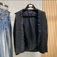 lv 2025 早秋新款爆款专柜新款休闲时尚夹克 超前卫设计风格 细腻舒适 穿着非常轻便不易起皱。多重重 lv 2025 早秋新款爆款专柜新款休闲时尚夹克 超前卫设计风格 细腻舒适 穿着非常轻便不易起皱。多重重