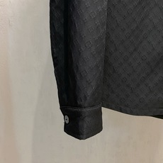 lv 2025 早秋新款爆款专柜新款休闲时尚夹克 超前卫设计风格 细腻舒适 穿着非常轻便不易起皱。多重重 lv 2025 早秋新款爆款专柜新款休闲时尚夹克 超前卫设计风格 细腻舒适 穿着非常轻便不易起皱。多重重