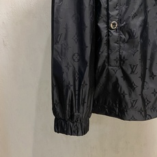 lv 2025 早秋新款爆款专柜新款休闲时尚夹克 超前卫设计风格 细腻舒适 穿着非常轻便不易起皱。多重重 lv 2025 早秋新款爆款专柜新款休闲时尚夹克 超前卫设计风格 细腻舒适 穿着非常轻便不易起皱。多重重