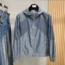lv 2025 早秋新款爆款专柜新款休闲时尚夹克 超前卫设计风格 细腻舒适 穿着非常轻便不易起皱。多重重 lv 2025 早秋新款爆款专柜新款休闲时尚夹克 超前卫设计风格 细腻舒适 穿着非常轻便不易起皱。多重重