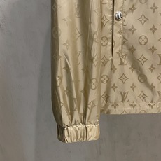 lv 2025 早秋新款爆款专柜新款休闲时尚夹克 超前卫设计风格 细腻舒适 穿着非常轻便不易起皱。多重重 lv 2025 早秋新款爆款专柜新款休闲时尚夹克 超前卫设计风格 细腻舒适 穿着非常轻便不易起皱。多重重