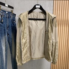 lv 2025 早秋新款爆款专柜新款休闲时尚夹克 超前卫设计风格 细腻舒适 穿着非常轻便不易起皱。多重重 lv 2025 早秋新款爆款专柜新款休闲时尚夹克 超前卫设计风格 细腻舒适 穿着非常轻便不易起皱。多重重