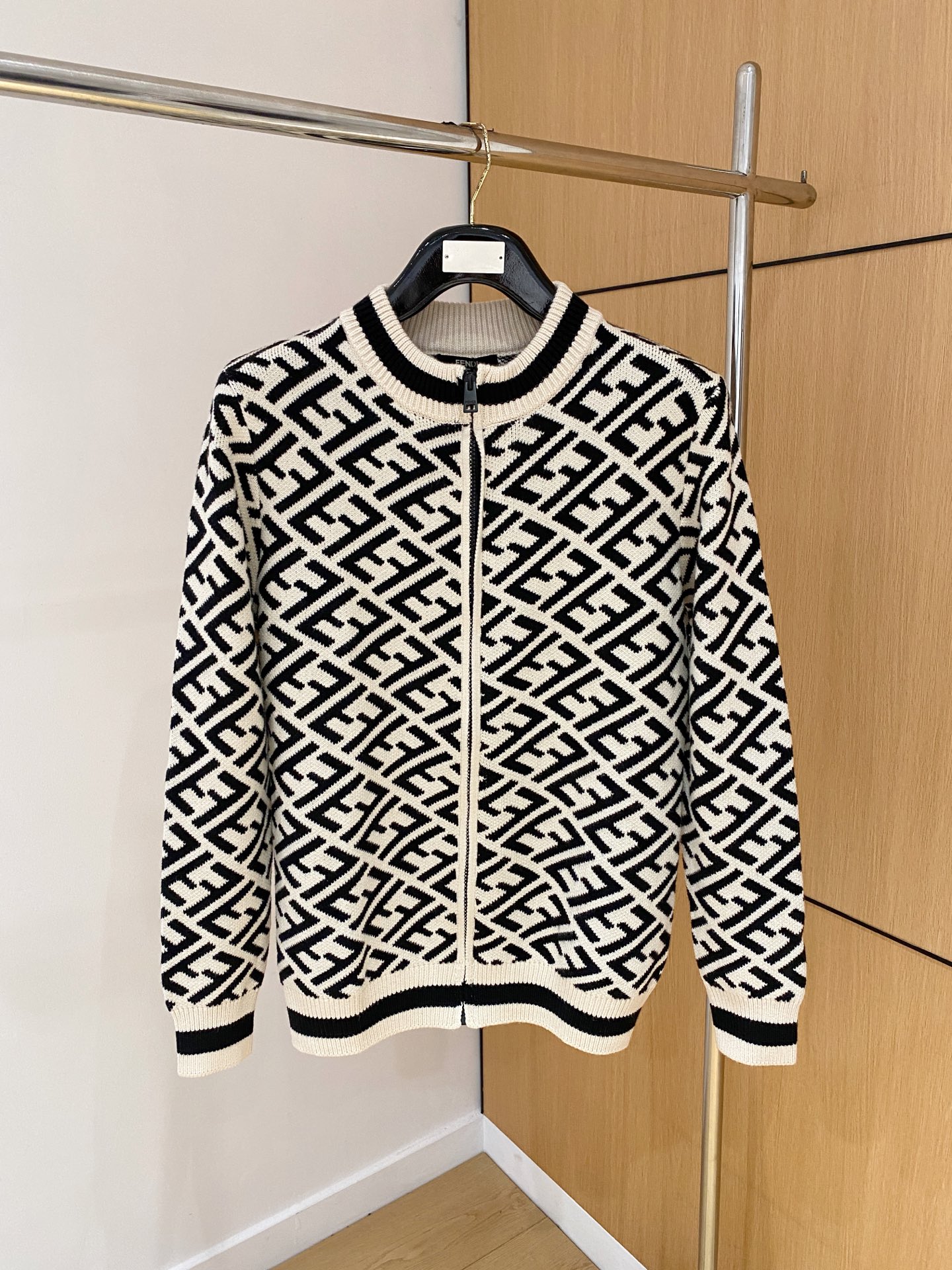 NO:550628,2025 Autumn and Winter Wool Blended Cardigan Zipper Knitted Sweater, using imported custom yarn, the upper body is comfortable and warm, and the counter is on sale simultaneously. The three standards are complete. Number of codes: M-3XL,,sweaters,alexander wang198609092025秋冬羊毛混纺开衫拉链针织毛衣,采用进口定制纱线,上身舒适保暖,专柜同步在售.三标齐全. 码数: M-3XL,,sweaters,alexander wang,Men's clothing