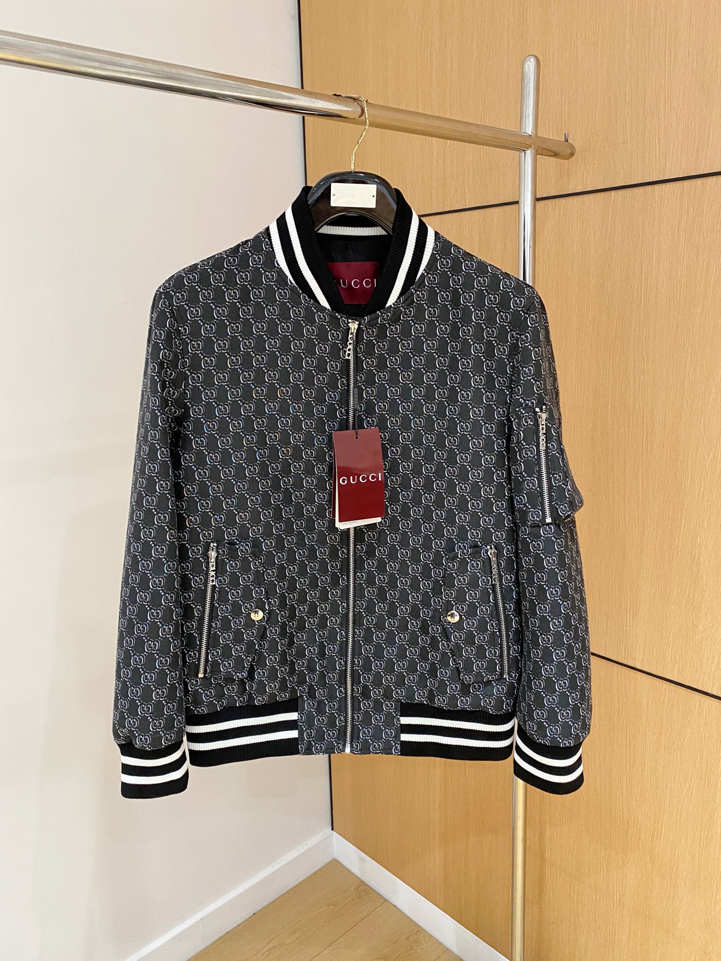 NO:530522,New .G Home official website has the same model, complete three standards!  2025 spring and summer new men's jacket, fashionable and casual high-end version!  Customized fabrics for counters are breathable and comfortable, with impeccable details, and the brand element design concept reflects high quality. The feel is delicate and soft!  It is casually cut, with a great upper body style!  Code number M-3Xl.,,gucci,jackets & coats,jackets & coats,alexander wang19860909上新 .G家 官网同款,三标齐全！2025春夏新款男士夹克外套,时尚休闲高端版本！专柜定制面料 透气舒适度高,细节无可挑剔,品牌元素设计理念,体现高品质.手感细腻柔软！呈现休闲裁剪,上身版型超赞！码数M-3Xl .,,gucci,jackets & coats,jackets & coats,alexander wang,Men's clothing