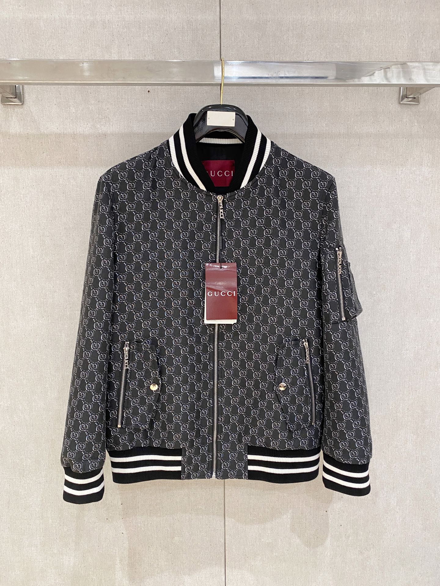 NO:538107,New .G Home official website has the same model, complete three standards!  2025 spring and summer new men's jacket, fashionable and casual high-end version!  Customized fabrics for counters are breathable and comfortable, with impeccable details, and the brand element design concept reflects high quality. The feel is delicate and soft!  It is casually cut, with a great upper body style!  Code number M-3Xl.,,gucci,jackets & coats,jackets & coats,alexander wang19860909上新 .G家 官网同款,三标齐全！2025春夏新款男士夹克外套,时尚休闲高端版本！专柜定制面料 透气舒适度高,细节无可挑剔,品牌元素设计理念,体现高品质.手感细腻柔软！呈现休闲裁剪,上身版型超赞！码数M-3Xl .,,gucci,jackets & coats,jackets & coats,alexander wang,Men's clothing