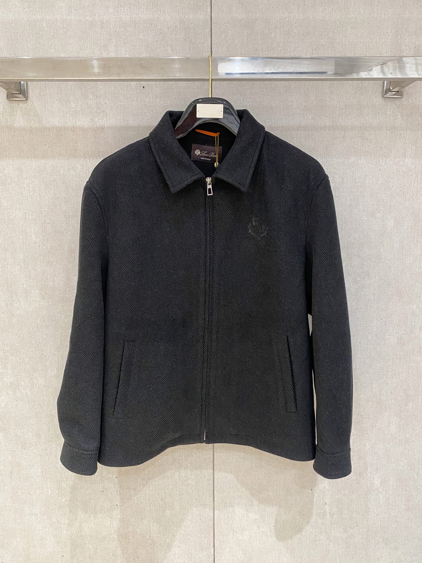 NO:538104,(Recommended) LP new blended fabric for men's slim jackets in autumn and winter look fresher and softer, suitable for daily casual or business casual occasions; dark gray styles are more stable and formal, suitable for more serious business scenarios. The slim fit design can fit the wearer's figure well, show a capable and neat image, highlight the men's body lines, and avoid the bloated feeling of traditional suits. Fabric details The fabric is blended with 63 polyester fiber, 28.4 cotton, 5.6 acetic acid and a small amount of wool. Polyester fiber makes the jacket crisp and wrinkle-resistant and easy to care for; cotton increases softness and moisture absorption; acetate fiber enhances gloss and drape; wool gives the jacket warmth and texture.  The surface of the fabric presents a fine striped texture, which increases the visual layering, making the jacket look more refined, and also has a certain retro style. With the classic flat head design, this style of the head is relatively versatile and suitable for many occasions, from daily commuting to more formal business activities, it can be easily controlled. There is no obvious decorative button at the cuffs, and the design is simple and elegant, in line with the overall simple style. Elbow patches The elbow positions of the two jackets are equipped with oval patches, the material looks suede, and the color matches the main color of the jacket. This design is not only decorative, but also enhances the wear resistance of the elbow position. The buttons are made of buttons of the same color as the color of the clothes. The button surface is smooth and the four-eye design is unified with the overall style, low-key and refined.  It has a chest oblique socket pocket design, with the brand's iconic 'LP' word, which not only increases practicality, facilitates small objects, but also highlights the brand's characteristics; in addition, there is also a patch pocket below for daily use. The color of the lining is coordinated with the main color of the jacket, the lining is smooth, making it more comfortable to wear, and also increases the crispness of the jacket.19860909（推荐）LP 秋冬新款混纺面料男士修身外套 显得更加清新、柔和,适合日常休闲或商务休闲场合；深灰色款则更显沉稳、正式,适用于较为严肃的商务场景 . 采用修身版型设计,能够很好地贴合穿着者的身形,展现出干练、利落的形象,凸显男士的身材线条,避免传统西装的臃肿感. 面料细节 面料成分为63聚酯纤维、28.4人棉、5.6醋酸以及少量羊毛等混纺 .聚酯纤维使外套挺括抗皱,易于打理；人棉增加柔软度和吸湿性；醋酸纤维提升光泽感和垂坠感；羊毛则赋予外套保暖性和质感. 面料表面呈现出细密的条纹纹理,增加了视觉层次感,让外套看起来更加精致,同时也带有一定的复古风格. 经典的平驳头设计,这种驳头款式较为百搭,适合多种场合,从日常通勤到较为正式的商务活动都能轻松驾驭. 袖口处没有明显的装饰扣,设计简洁大方,符合整体的简约风格. 肘部补丁两件外套的肘部位置都配有椭圆形的补丁,材质看起来像是麂皮,颜色与外套主体颜色搭配和谐.这一设计不仅具有装饰性,还能增强肘部位置的耐磨性. 纽扣采用与衣服颜色同色的纽扣,纽扣表面光滑,四眼设计,与整体风格统一,低调又不失精致感. 设有胸前斜插口袋设计,带有品牌标志性的“LP‘字样,既增加了实用性,方便放置小物件,又彰显了品牌特色 ；此外还设有下方的贴袋,方便日常使用. 内衬颜色与外套主体颜色相协调,内衬材质光滑,穿着时更加舒适,同时也增加了外套的挺括度 .M-3XL.,,loro piana,jackets & coats,business suit,chamois leather,alexander wang,Men's clothing