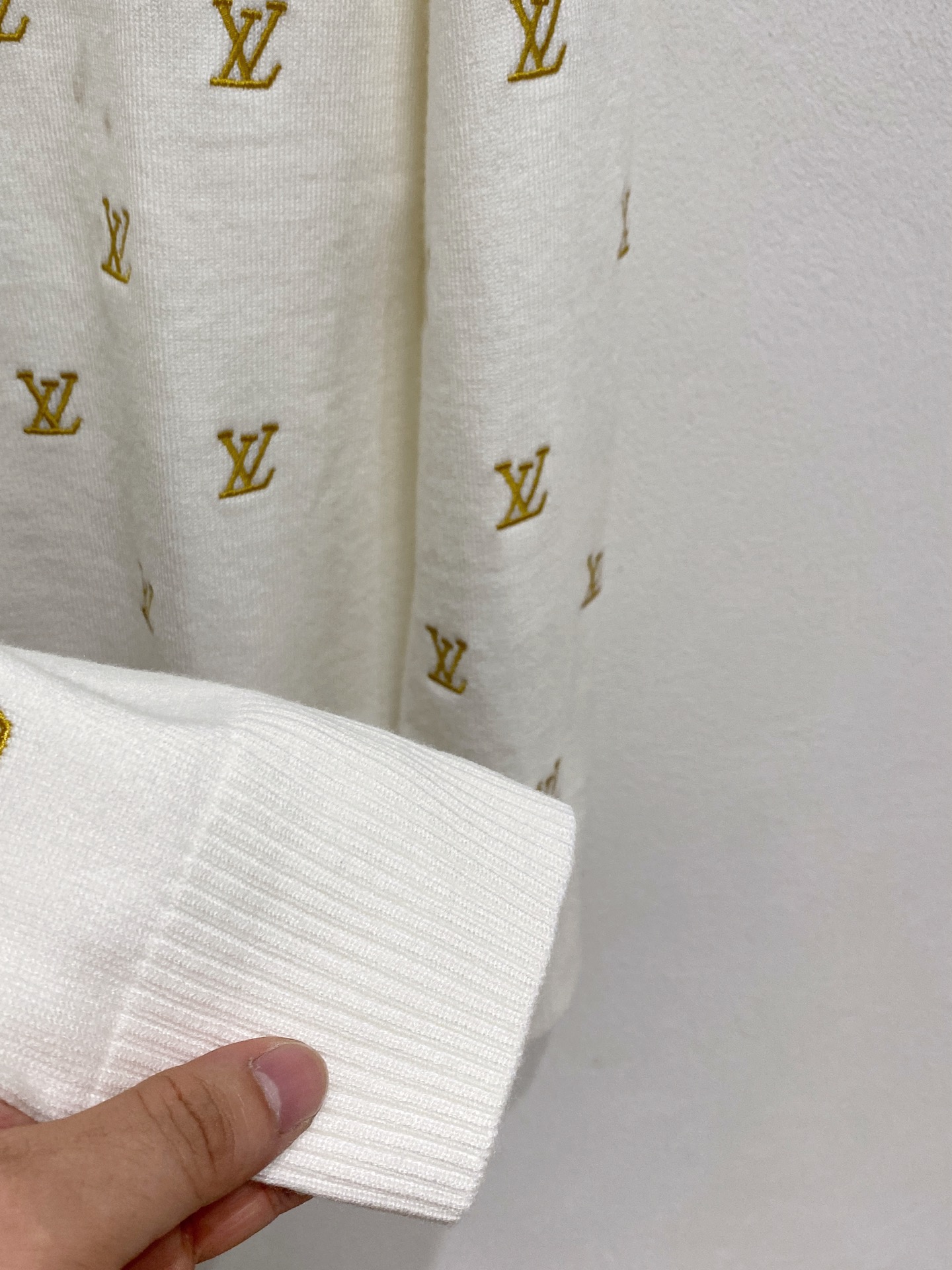 🌾 LV 2025新款 羊毛混纺 圆领 长袖 毛衣 羊毛衫 打底衫，高端版本！专柜定制面料 透气舒适度高