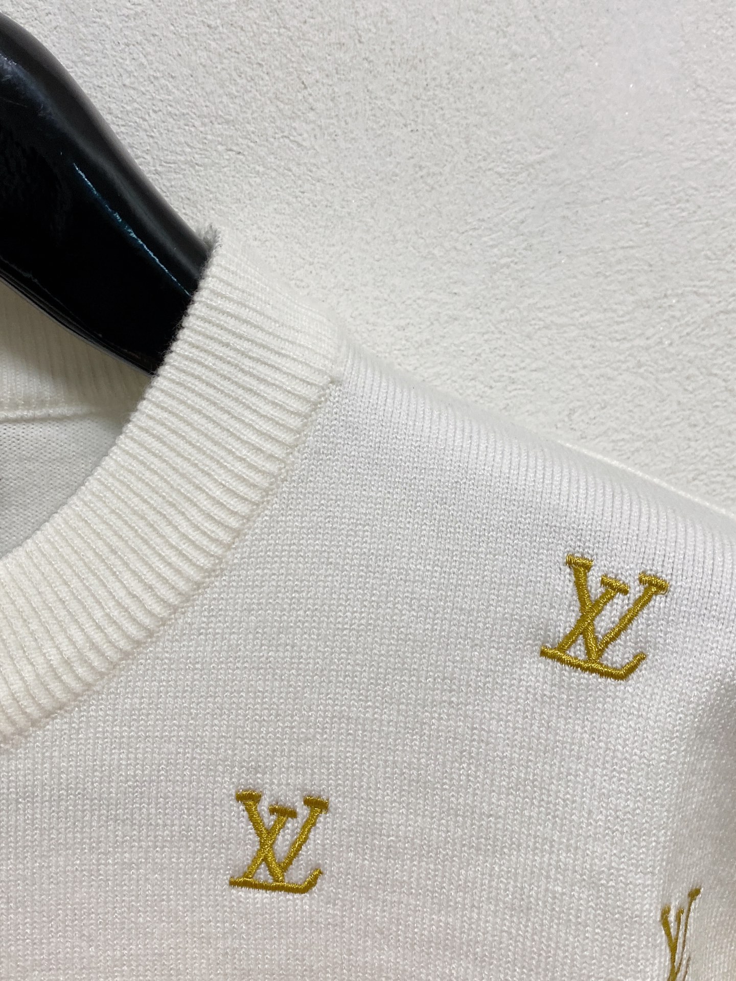 🌾 LV 2025新款 羊毛混纺 圆领 长袖 毛衣 羊毛衫 打底衫，高端版本！专柜定制面料 透气舒适度高