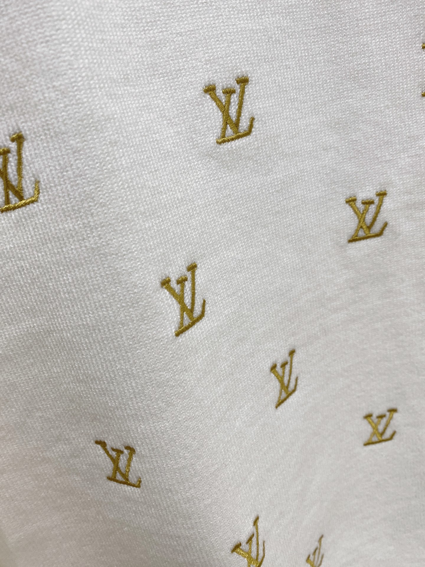 🌾 LV 2025新款 羊毛混纺 圆领 长袖 毛衣 羊毛衫 打底衫，高端版本！专柜定制面料 透气舒适度高