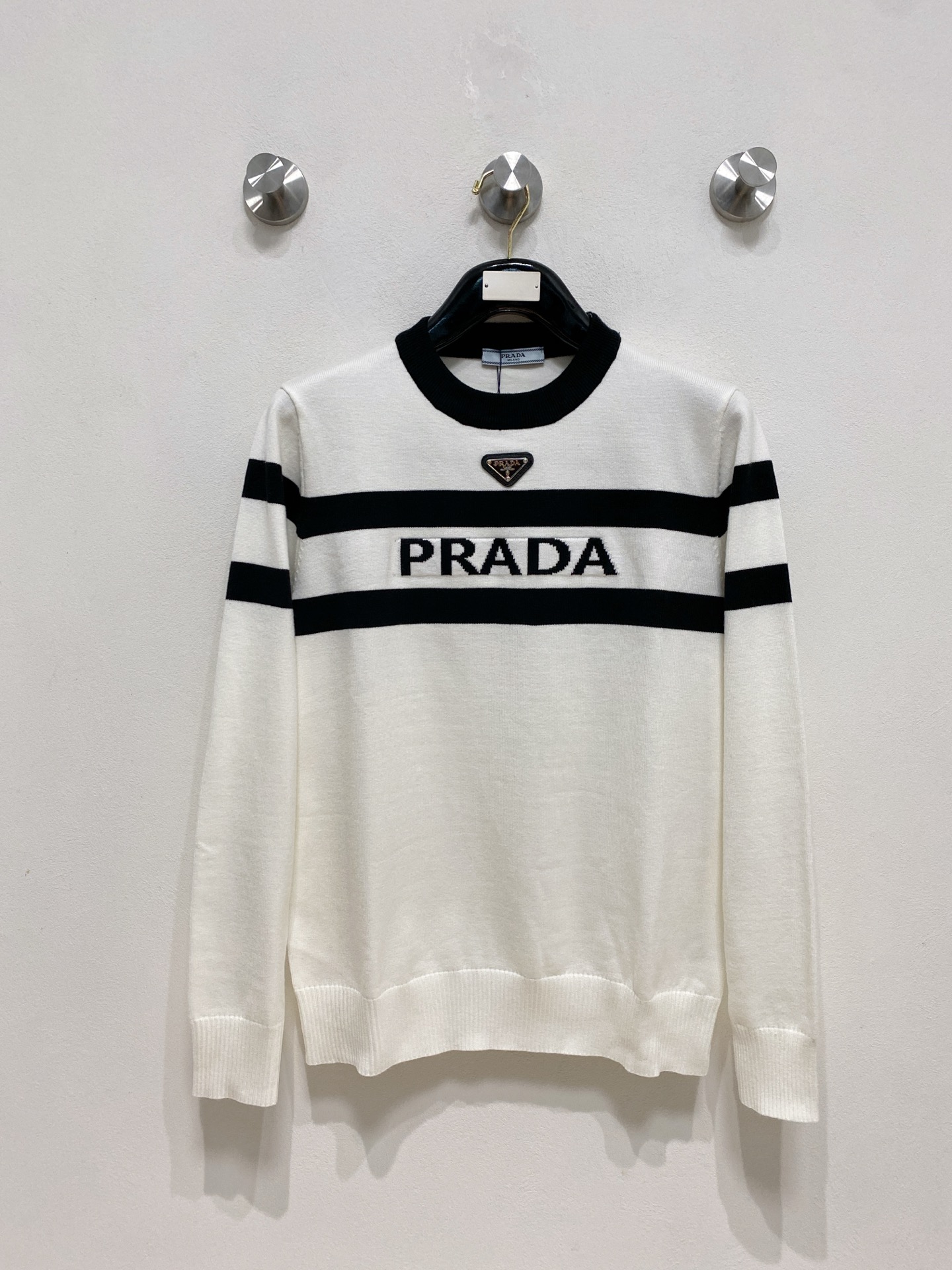 NO:573600,Prada 2025 new wool blended round neck long-sleeved sweater cardigan bottoming sweater, high-end version!  Custom-made fabrics at the counter are highly breathable and comfortable, with impeccable details and brand element design concepts, reflecting high quality. It feels delicate and soft!  It presents a casual cut and the upper body shape is awesome!  Size M-3XL,,prada,sweaters,alexander wang19860909普拉达 2025新款 羊毛混纺 圆领 长袖 毛衣 羊毛衫 打底衫,高端版本！专柜定制面料 透气舒适度高,细节无可挑剔,品牌元素设计理念,体现高品质.手感细腻柔软！呈现休闲裁剪,上身版型超赞！码数M-3XL,,prada,sweaters,alexander wang,Men's clothing