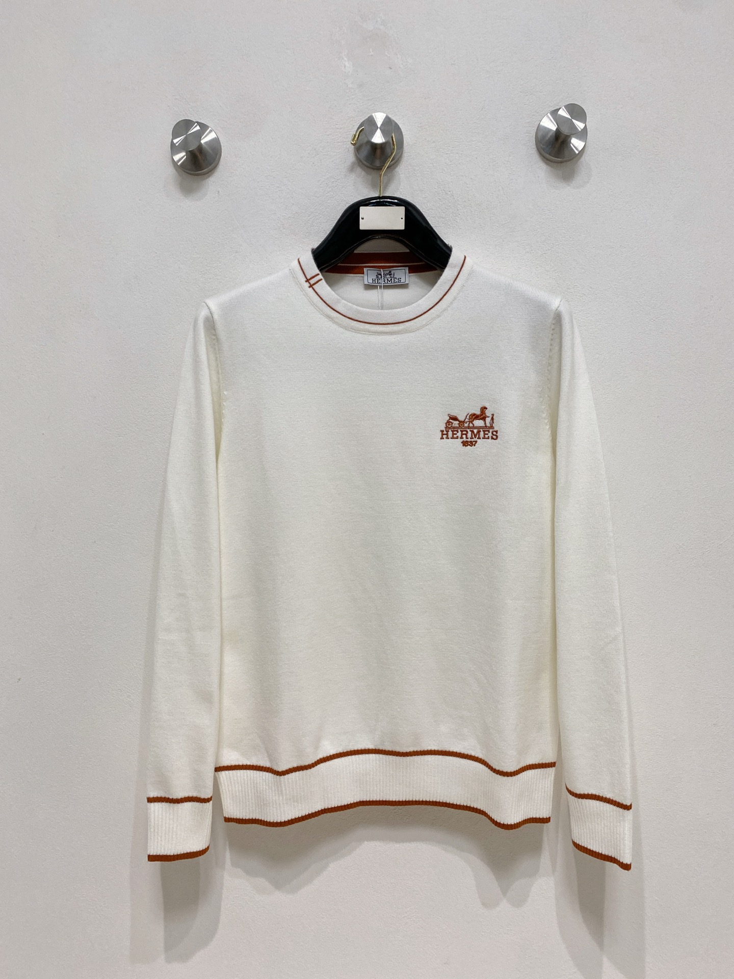 NO:573603,Hermès 2025 new wool blended round neck long-sleeved sweater cardigan bottoming sweater, high-end version!  Custom-made fabrics at the counter are highly breathable and comfortable, with impeccable details and brand element design concepts, reflecting high quality. It feels delicate and soft!  It presents a casual cut and the upper body shape is awesome!  Size M-3XL,,hermes,sweaters,alexander wang19860909爱马仕 2025新款 羊毛混纺 圆领 长袖 毛衣 羊毛衫 打底衫,高端版本！专柜定制面料 透气舒适度高,细节无可挑剔,品牌元素设计理念,体现高品质.手感细腻柔软！呈现休闲裁剪,上身版型超赞！码数M-3XL,,hermes,sweaters,alexander wang,Men's clothing