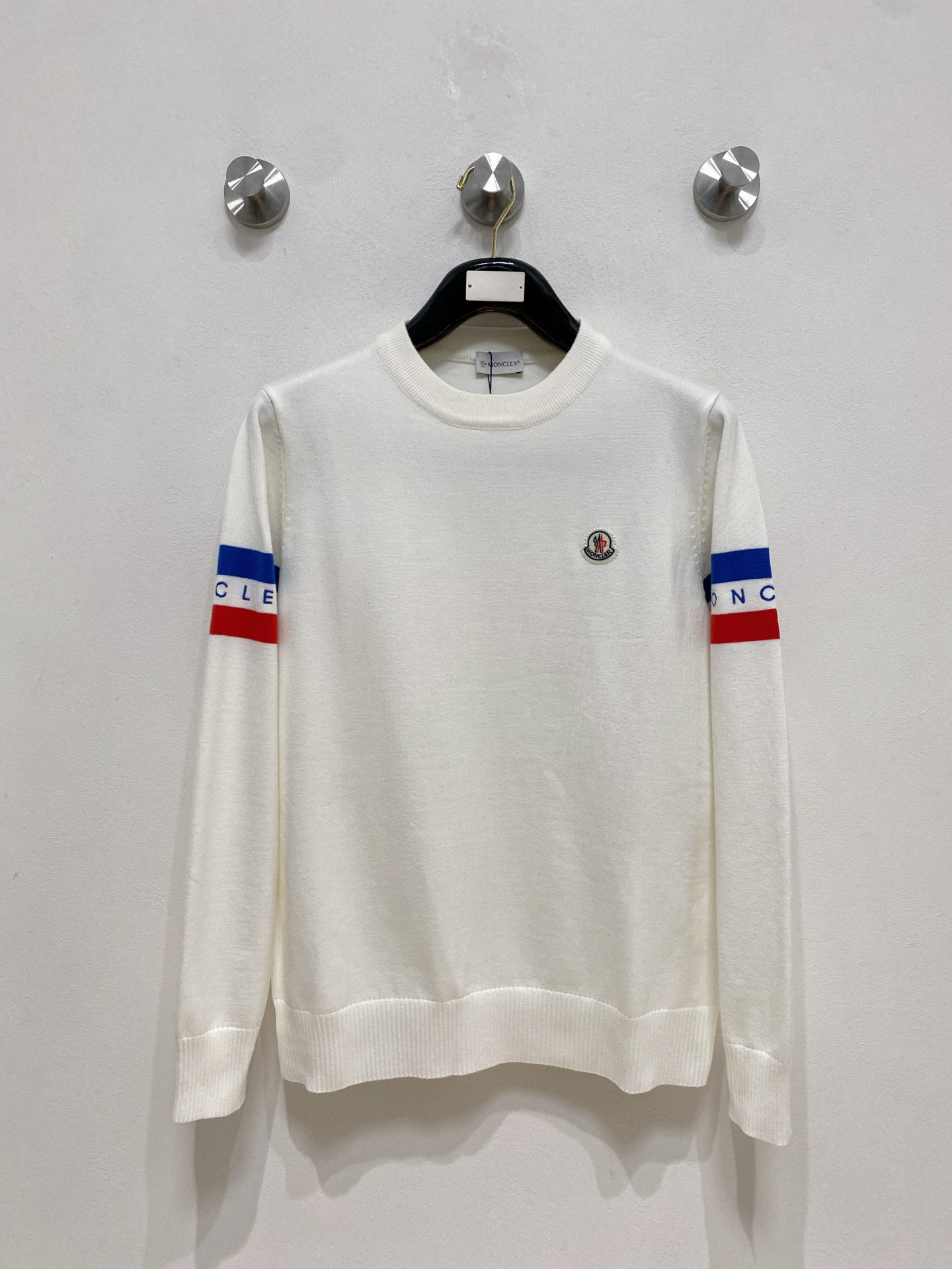 NO:573577,Mouth 2025 new wool blended round neck long sleeve sweater cardigan bottoming sweater, high-end version!  Custom-made fabrics at the counter are highly breathable and comfortable, with impeccable details and brand element design concepts, reflecting high quality. It feels delicate and soft!  It presents a casual cut and the upper body shape is awesome!  Size M-3XL,,Moncler,sweaters,alexander wang19860909蒙口 2025新款 羊毛混纺 圆领 长袖 毛衣 羊毛衫 打底衫,高端版本！专柜定制面料 透气舒适度高,细节无可挑剔,品牌元素设计理念,体现高品质.手感细腻柔软！呈现休闲裁剪,上身版型超赞！码数M-3XL,,Moncler,sweaters,alexander wang,Men's clothing