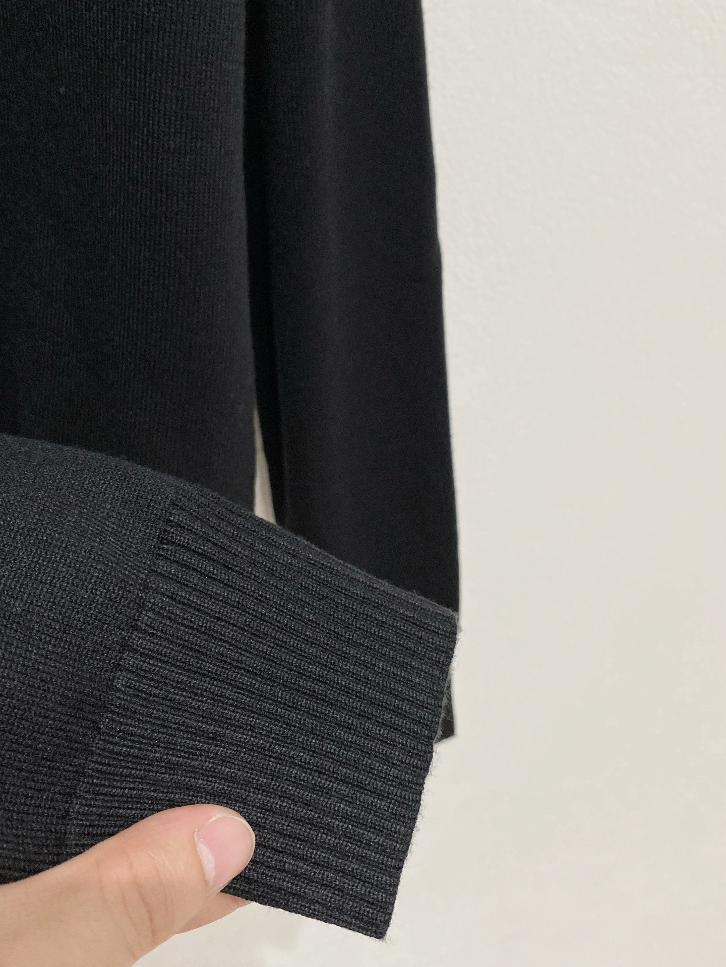 🌾 普拉达 2025新款 羊毛混纺 圆领 长袖 毛衣 羊毛衫 打底衫，高端版本！专柜定制面料 透气舒适度