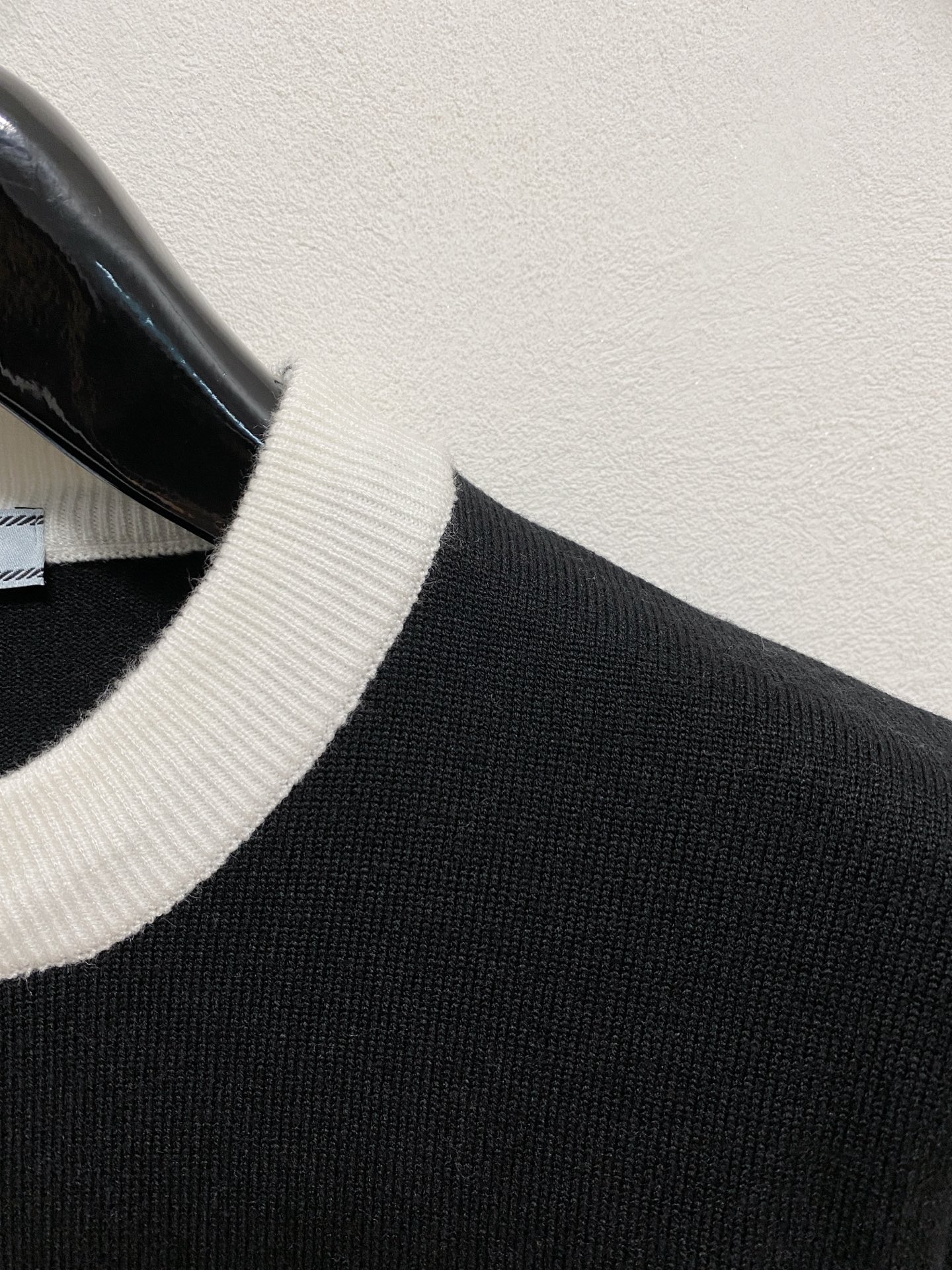 🌾 普拉达 2025新款 羊毛混纺 圆领 长袖 毛衣 羊毛衫 打底衫，高端版本！专柜定制面料 透气舒适度