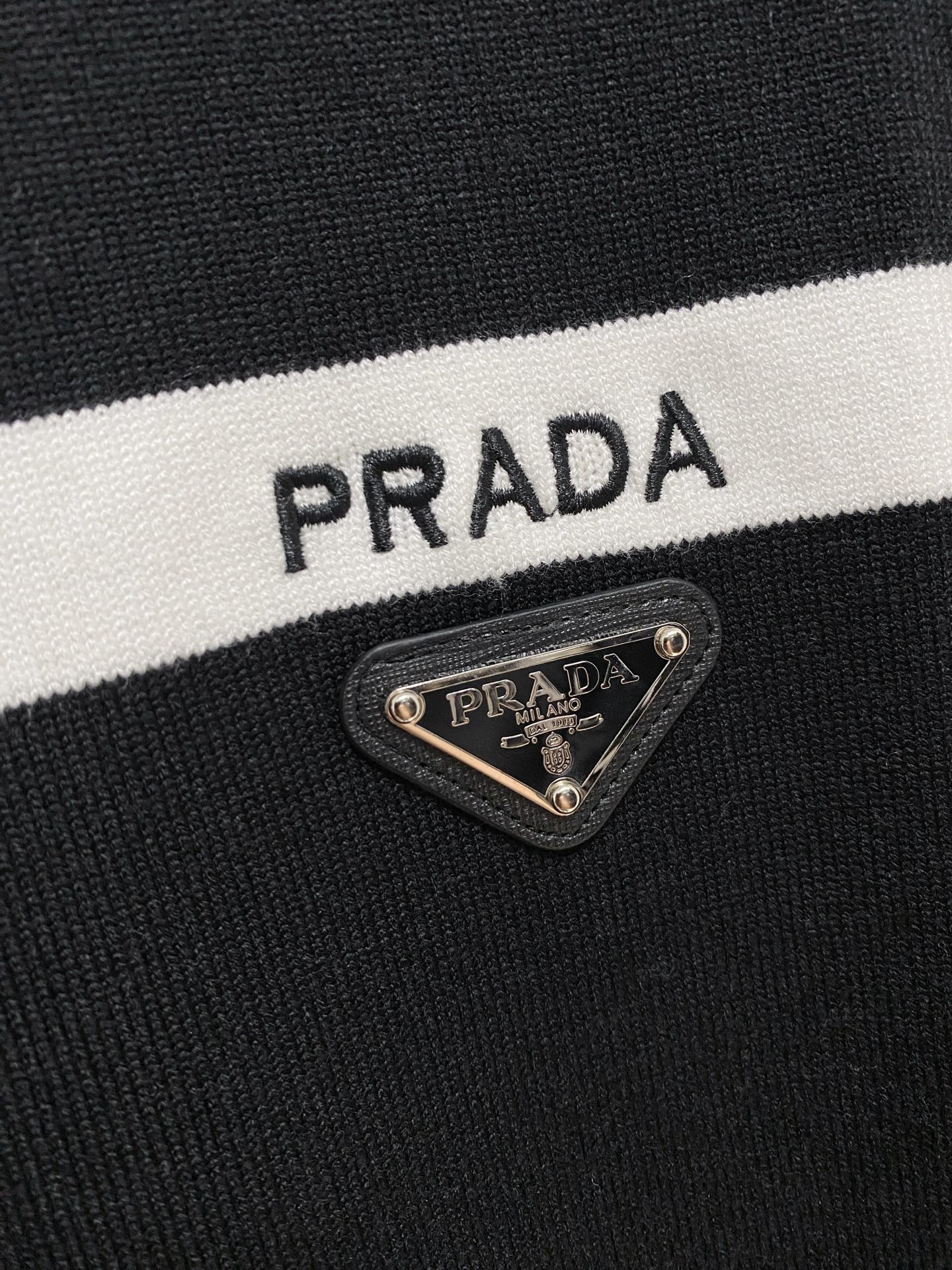 🌾 普拉达 2025新款 羊毛混纺 圆领 长袖 毛衣 羊毛衫 打底衫，高端版本！专柜定制面料 透气舒适度