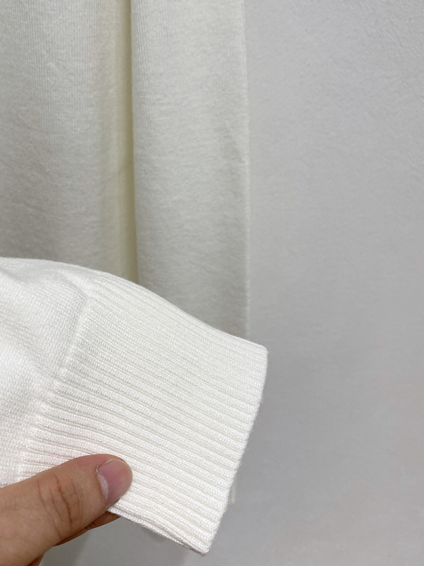 🌾 普拉达 2025新款 羊毛混纺 圆领 长袖 毛衣 羊毛衫 打底衫，高端版本！专柜定制面料 透气舒适度