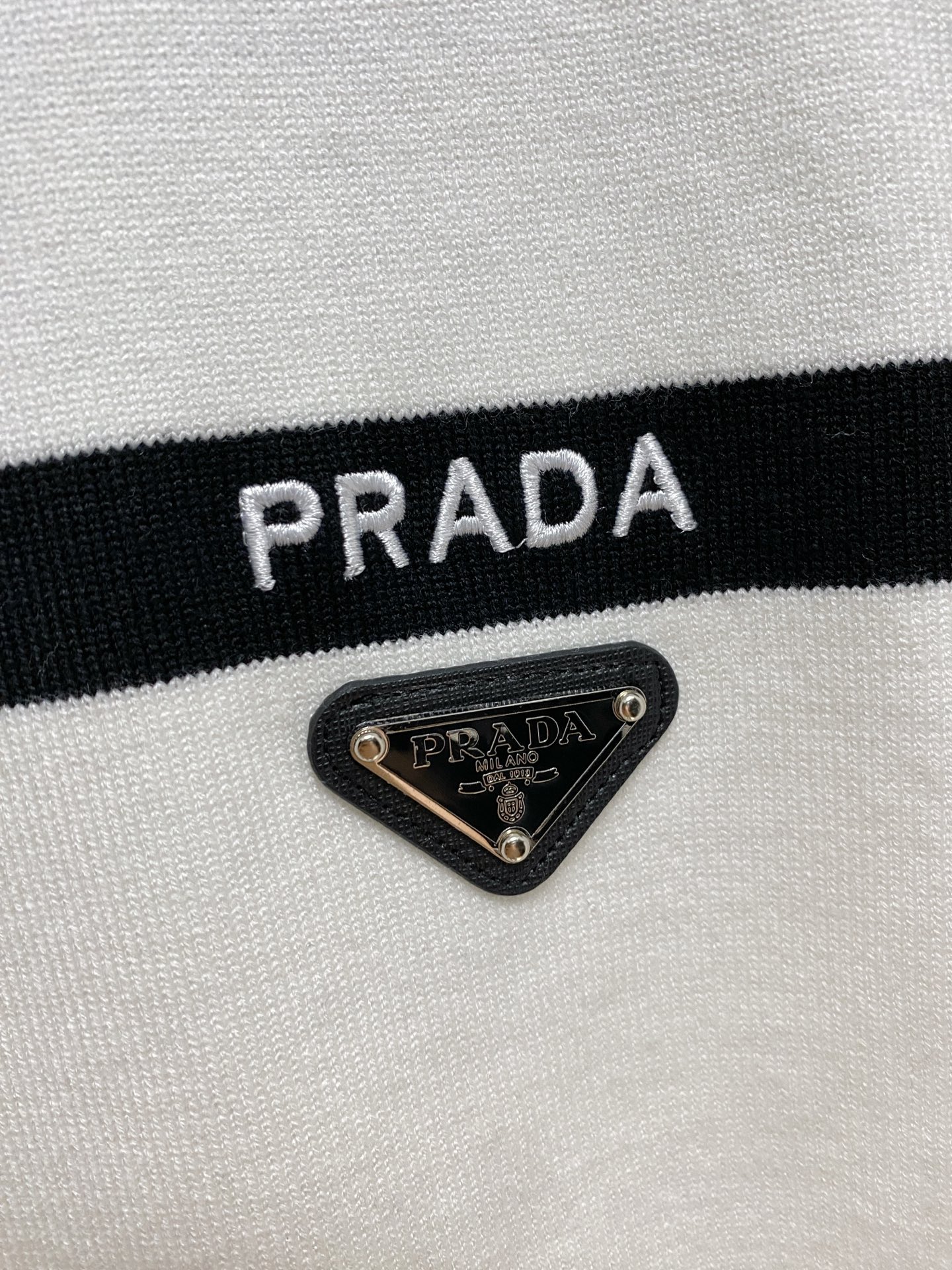 🌾 普拉达 2025新款 羊毛混纺 圆领 长袖 毛衣 羊毛衫 打底衫，高端版本！专柜定制面料 透气舒适度