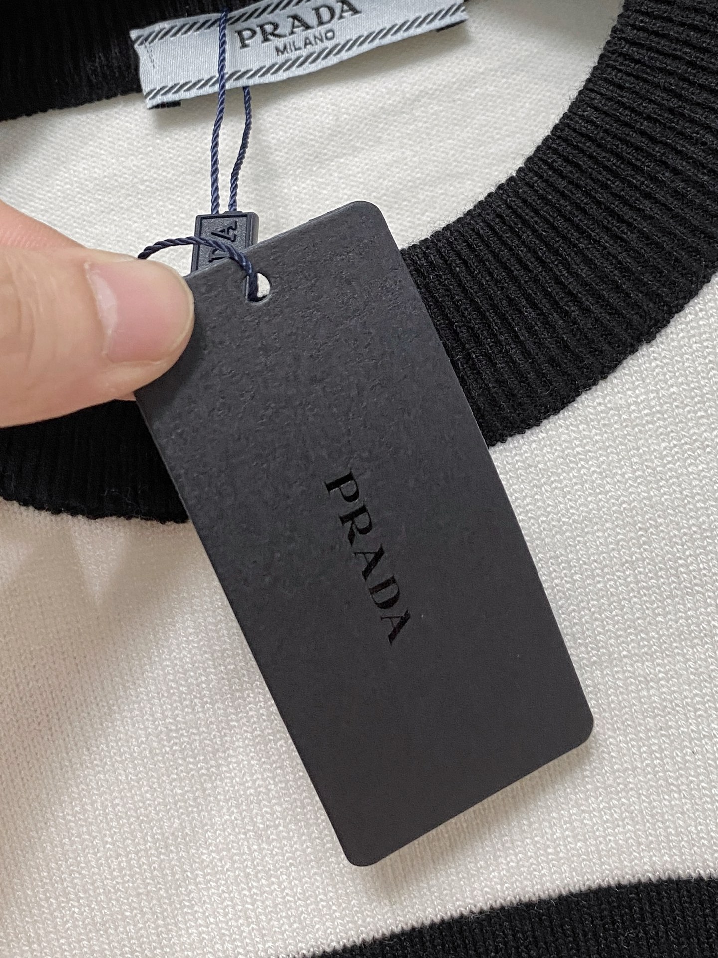 🌾 普拉达 2025新款 羊毛混纺 圆领 长袖 毛衣 羊毛衫 打底衫，高端版本！专柜定制面料 透气舒适度