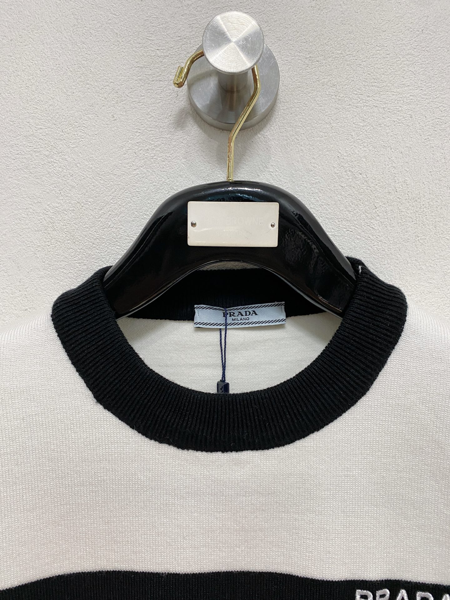 🌾 普拉达 2025新款 羊毛混纺 圆领 长袖 毛衣 羊毛衫 打底衫，高端版本！专柜定制面料 透气舒适度