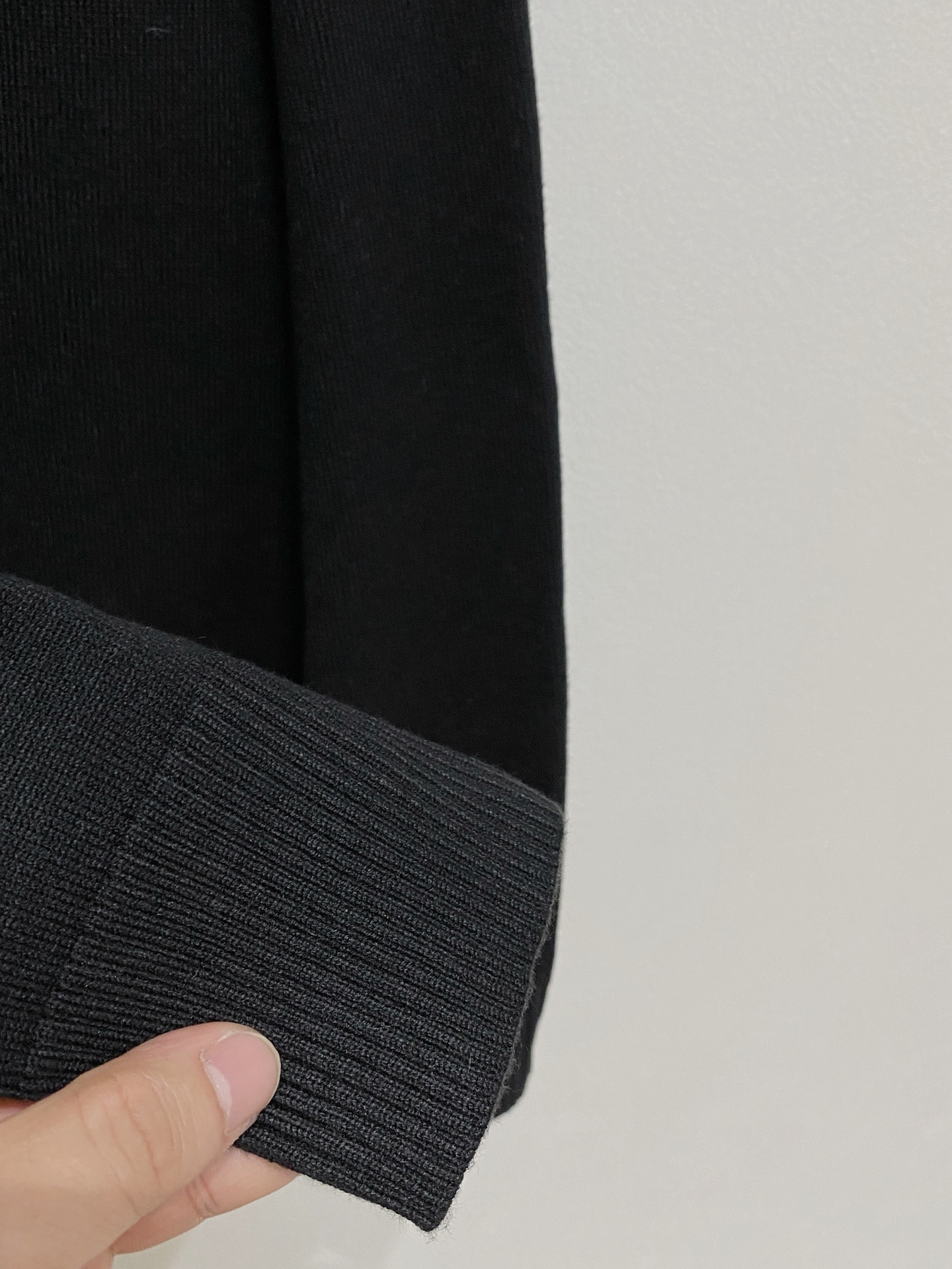 🌾 普拉达 2025新款 羊毛混纺 圆领 长袖 毛衣 羊毛衫 打底衫，高端版本！专柜定制面料 透气舒适度